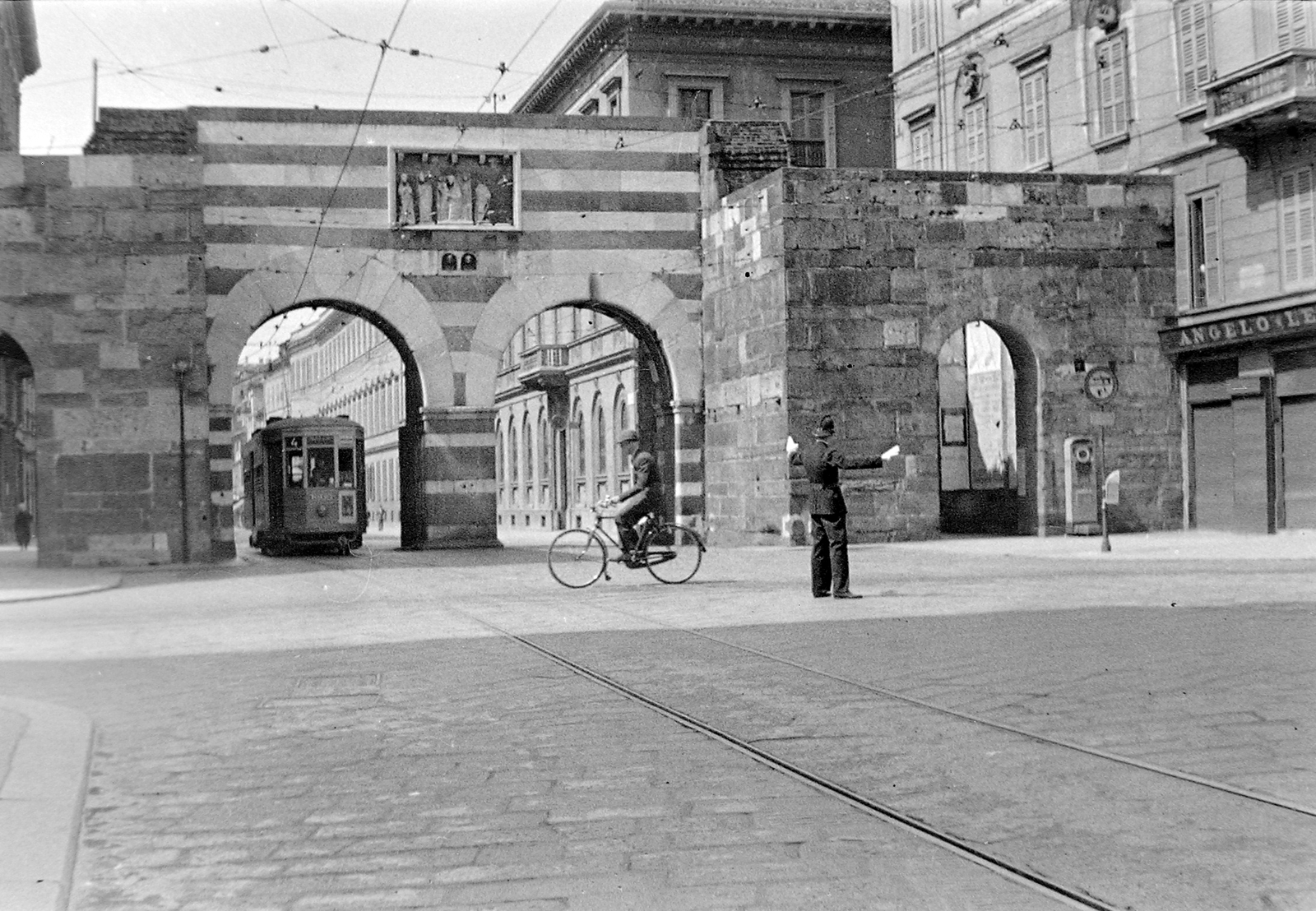 Italy, Milan, Porta Nuova., 1936, Fortepan, bicycle, cop, tram, directing traffic, public transport line number, Fortepan #8979