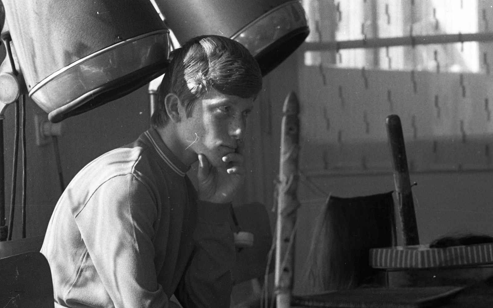 Hungary, Solt, fodrászat., 1973, Urbán Tamás, hairdresser, hair dryer, prop up the head, Fortepan #89797