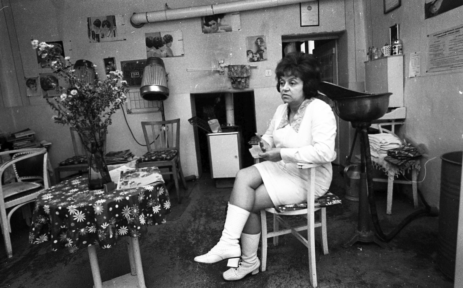 Hungary, Dunavecse, fodrászat., 1973, Urbán Tamás, hairdresser, hair dryer, leg over leg, hairdresser, Fortepan #89803