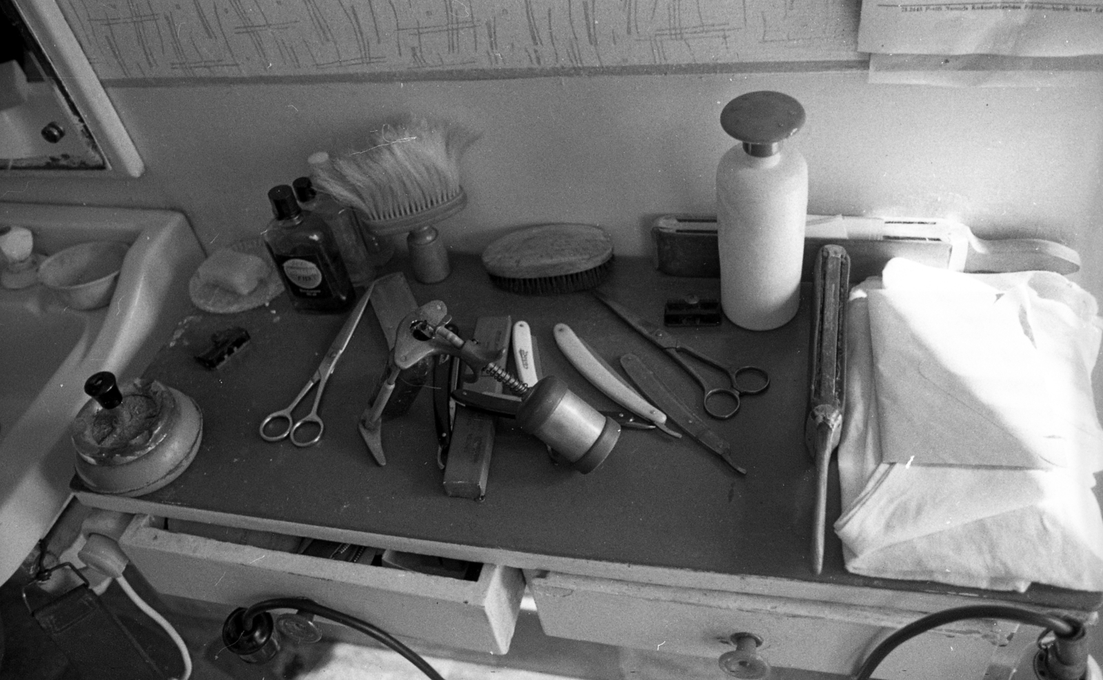 Hungary, Solt, férfi és női fodrászat., 1973, Urbán Tamás, hairdresser, pair of scissors, razor blade, still life, Fortepan #89807