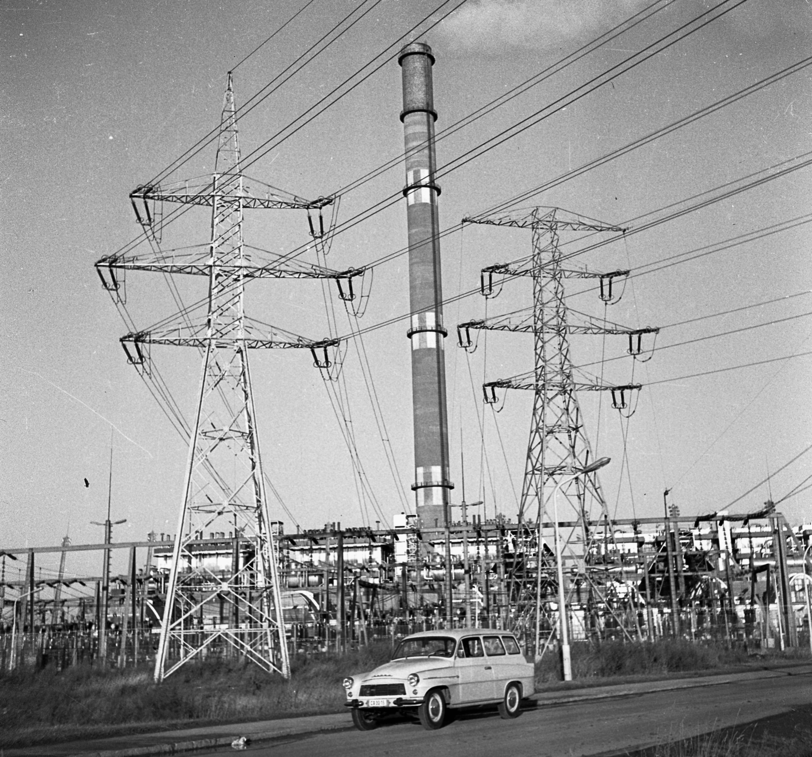 Hungary, Százhalombatta, Erőmű út., 1969, Urbán Tamás, Czechoslovak brand, Skoda-brand, chimney, automobile, power line, pylon, factory chimney, electricity, Fortepan #89813