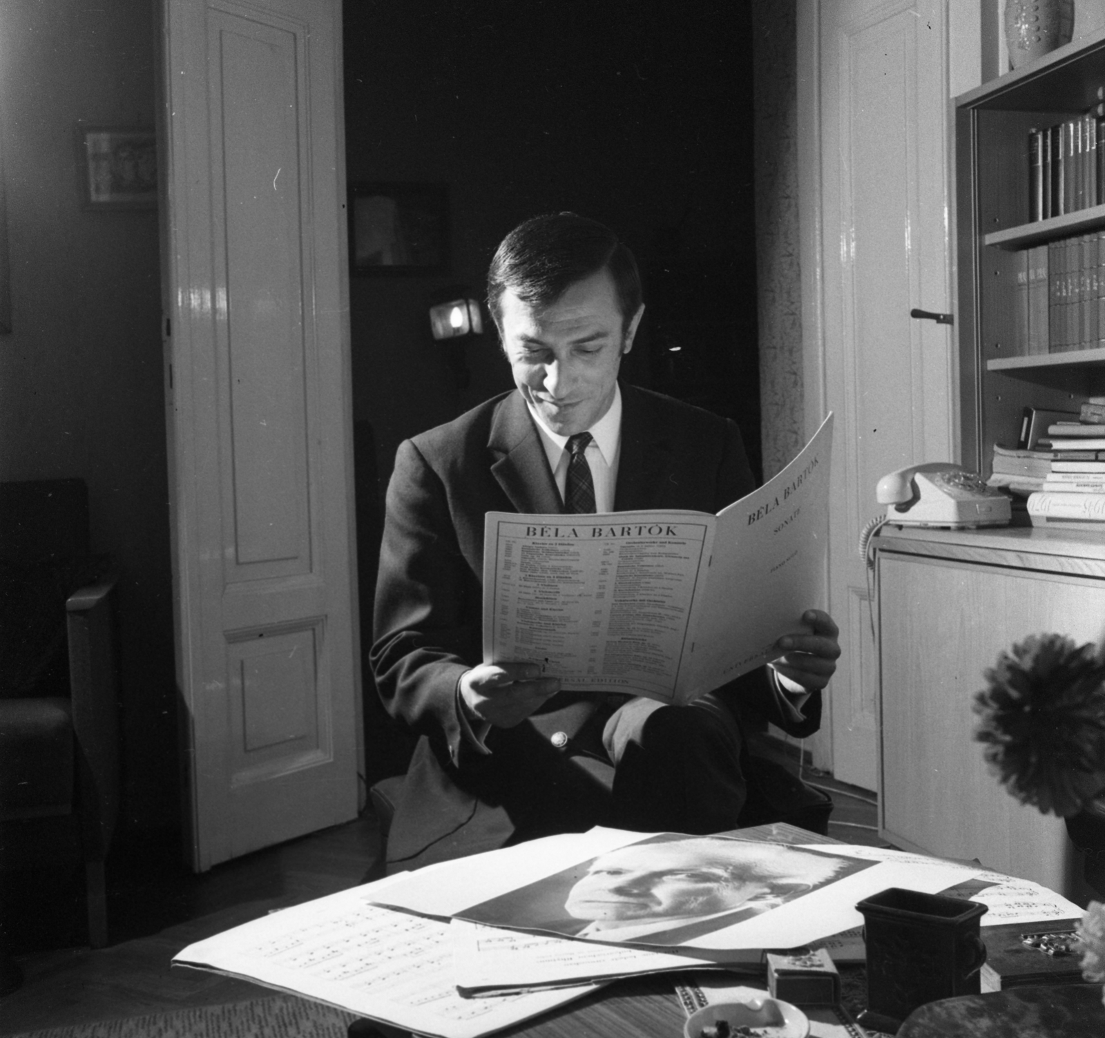 Hungary, Budapest VII., Damjanich utca 40., Antal Imre zongoraművész az otthonában., 1969, Urbán Tamás, portrait, celebrity, reading, sheet music, Budapest, Fortepan #89825