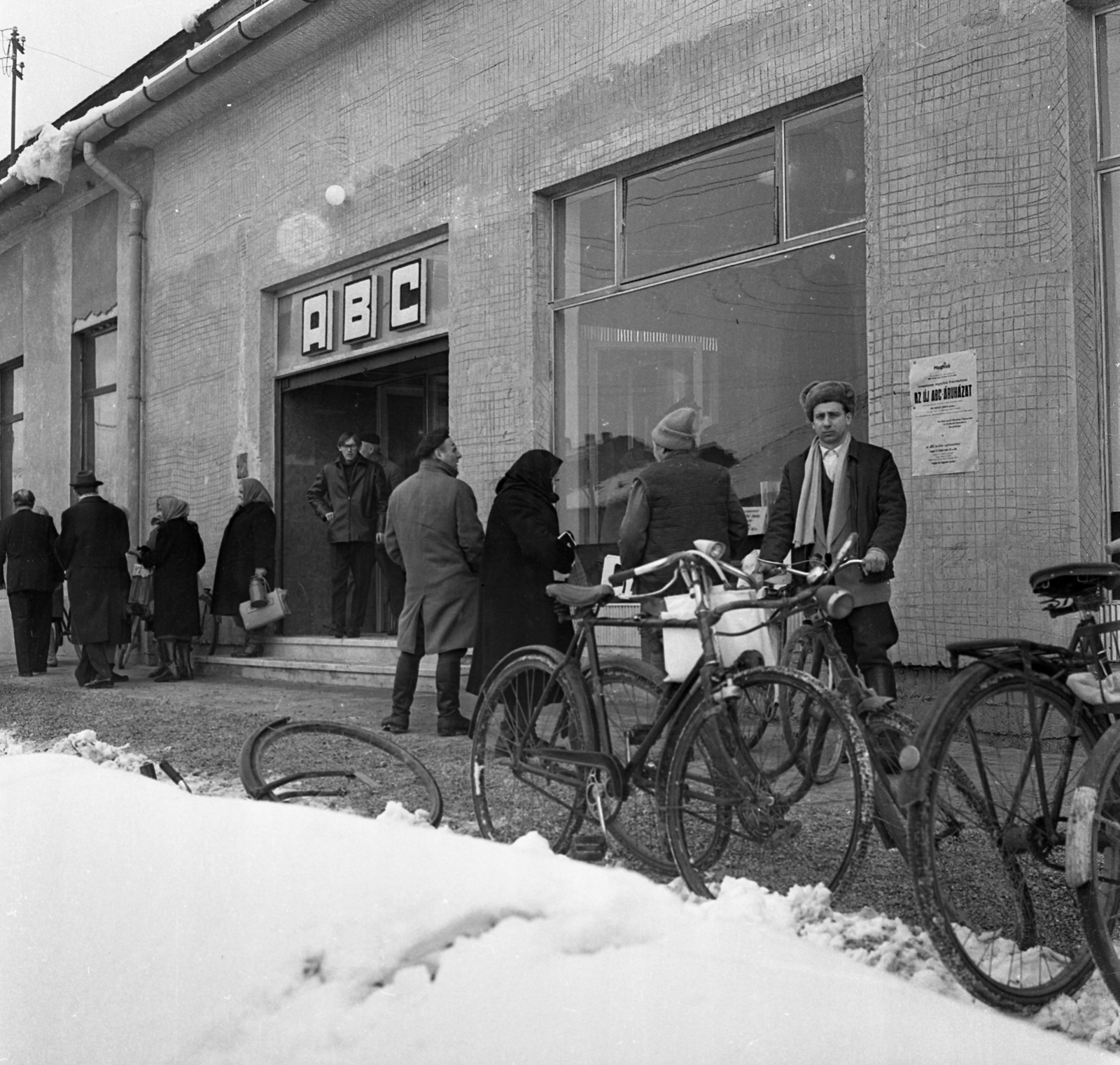 Magyarország, Kiskunlacháza, Rákóczi út 1., ABC áruház az átadásakor., 1969, Urbán Tamás, kerékpár, plakát, élelmiszerbolt, önkiszolgáló, Fortepan #89827