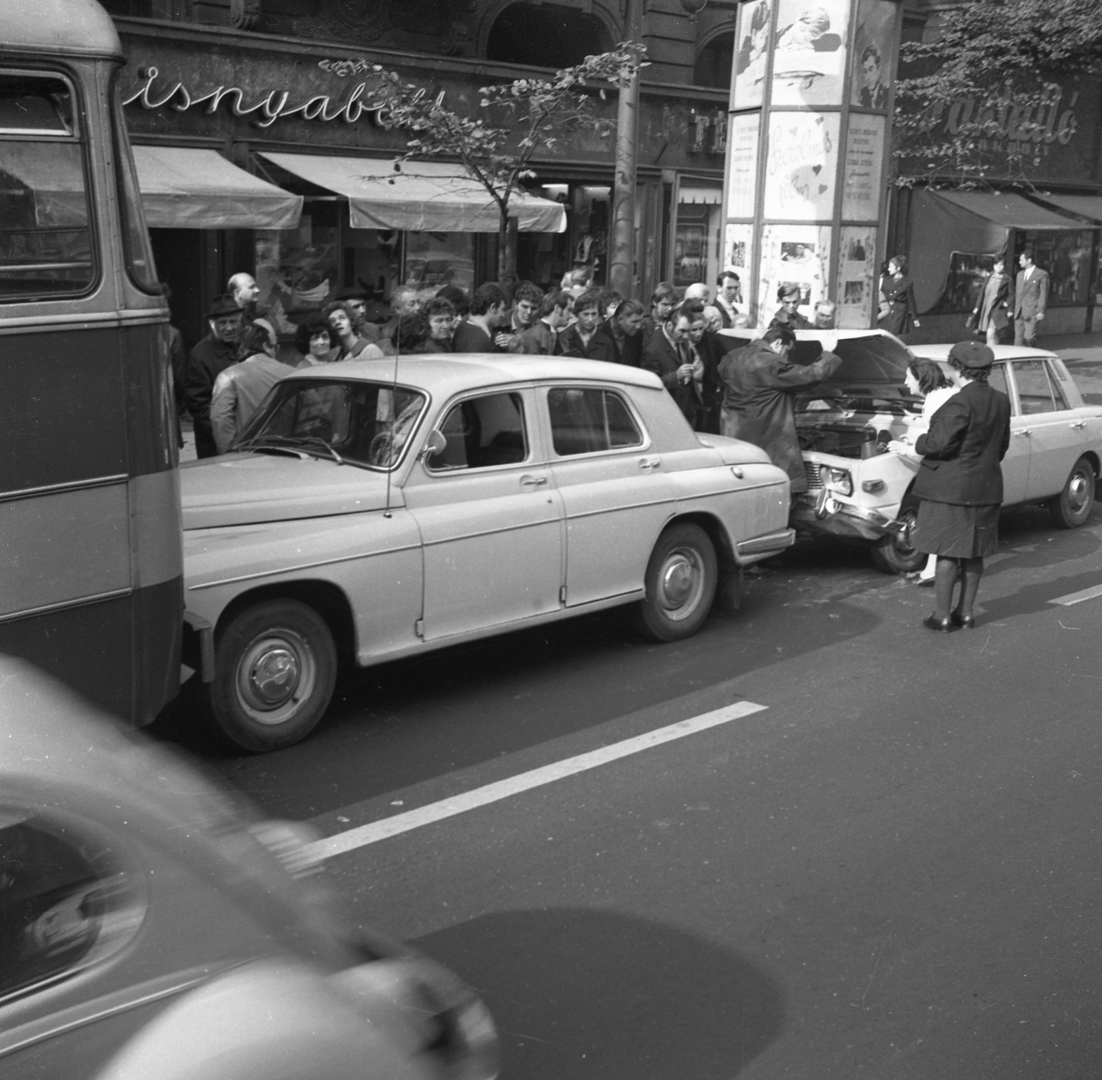 Hungary, Budapest VII., Erzsébet (Lenin) körút, karambol a 32. számú ház előtt., 1970, Urbán Tamás, poster, accident, movie theater, knitwear, Budapest, Fortepan #89830