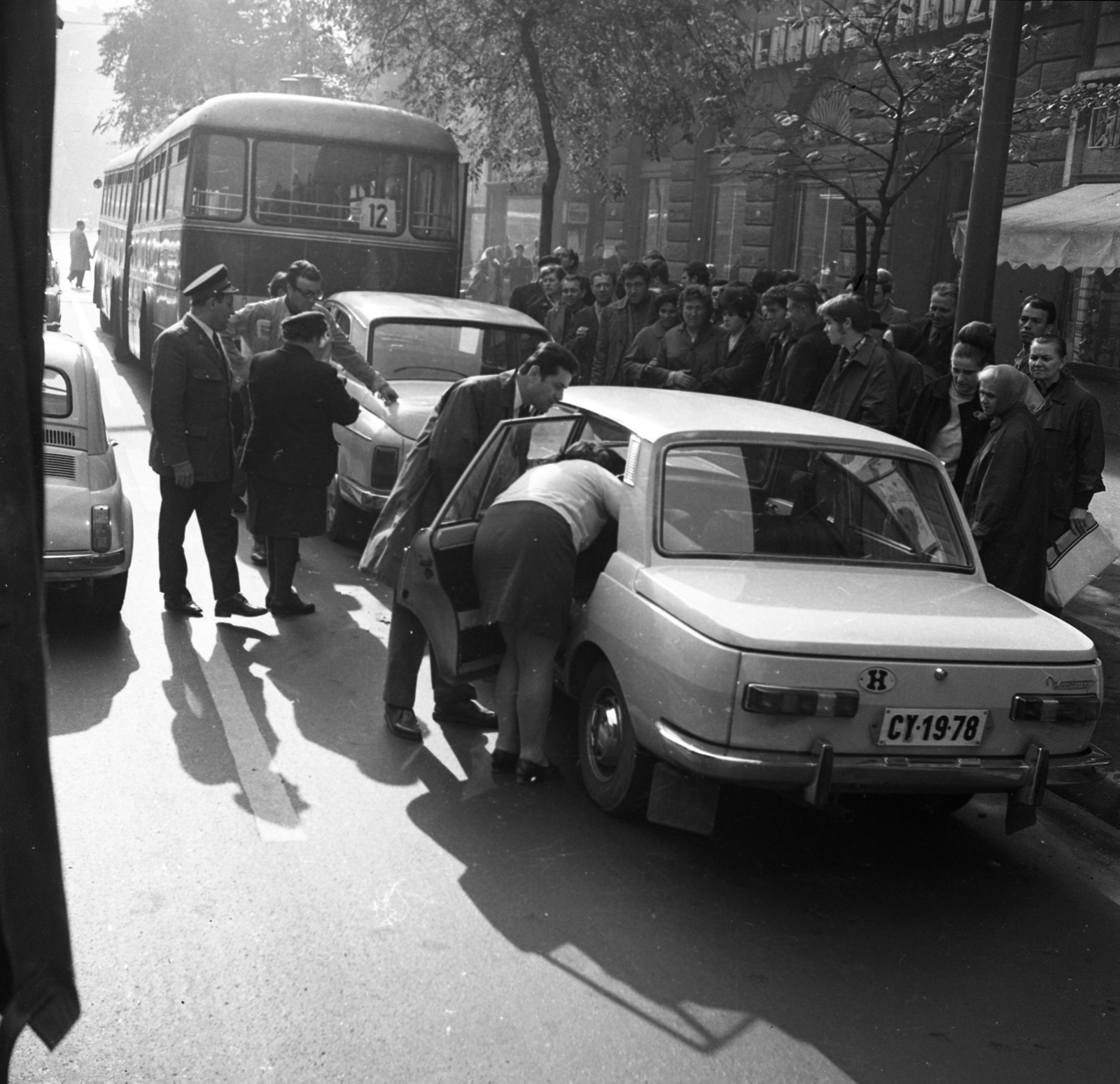 Hungary, Budapest VII., Erzsébet (Lenin) körút, karambol a 32. számú ház előtt., 1970, Urbán Tamás, bus, Hungarian brand, accident, Ikarus-brand, cop, automobile, number plate, gaping, Budapest, kid's wear store, country code sign, Fortepan #89831