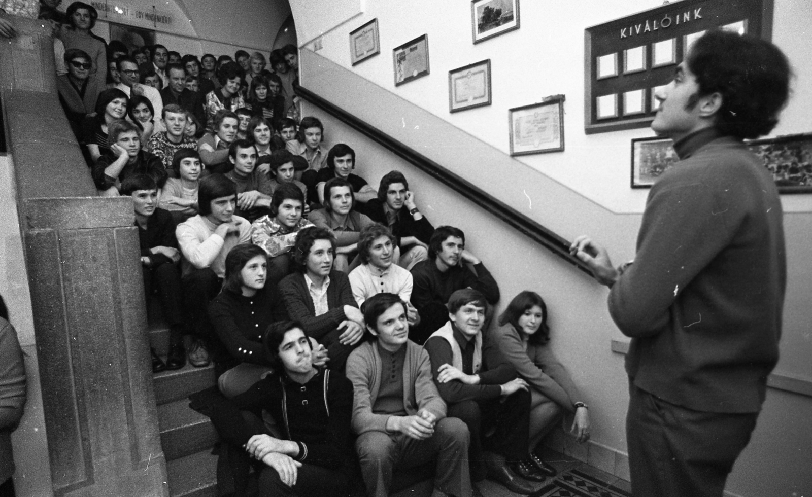 Hungary, Gyöngyös, a Bajza József Középiskolai Kollégium lépcsőklubja., 1974, Urbán Tamás, school, stairs, warrant, sitting on stairs, Fortepan #89853