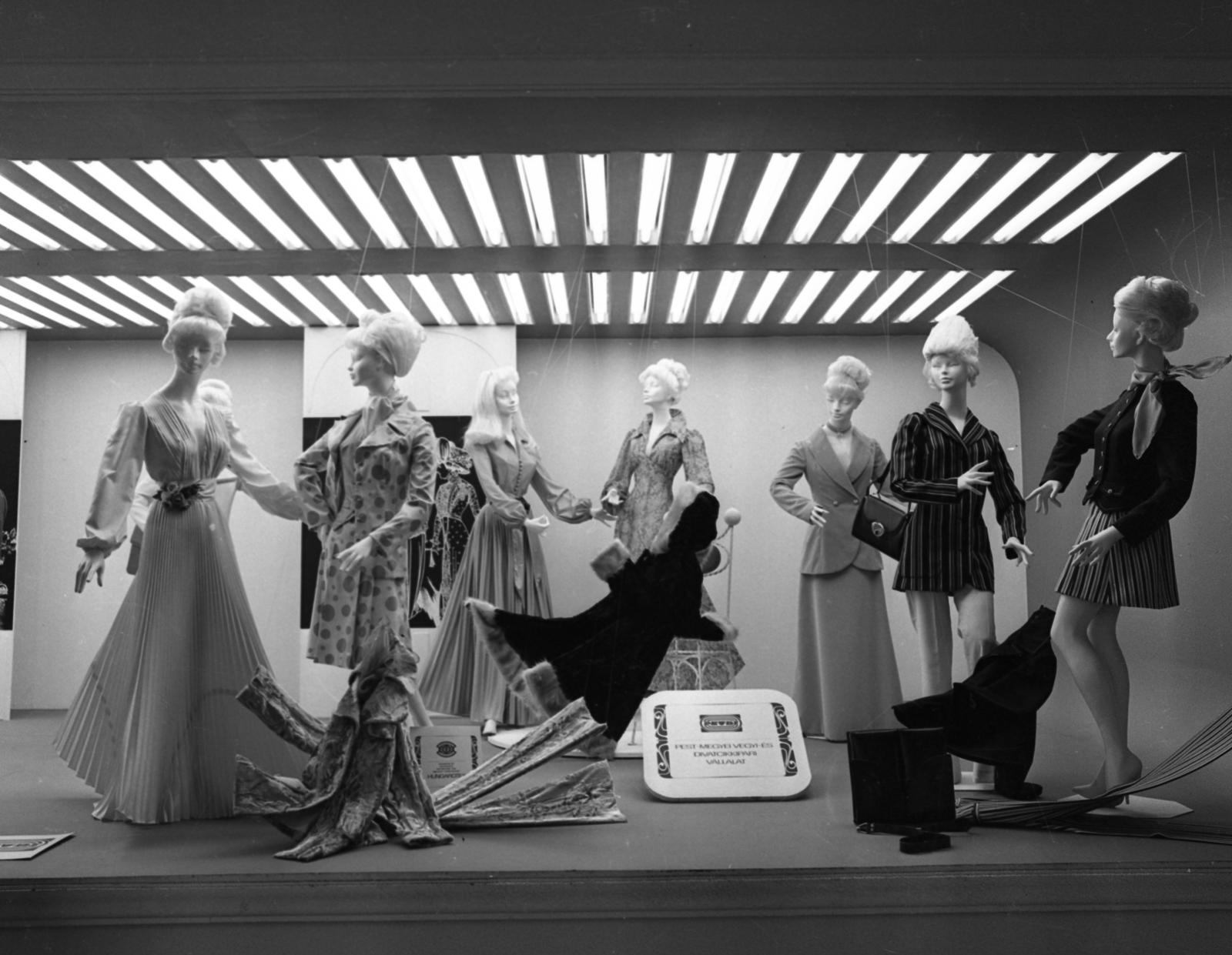 Hungary, 1975, Urbán Tamás, fashion, Show window, exhibition, mannequin, Fashion store, Fortepan #89885