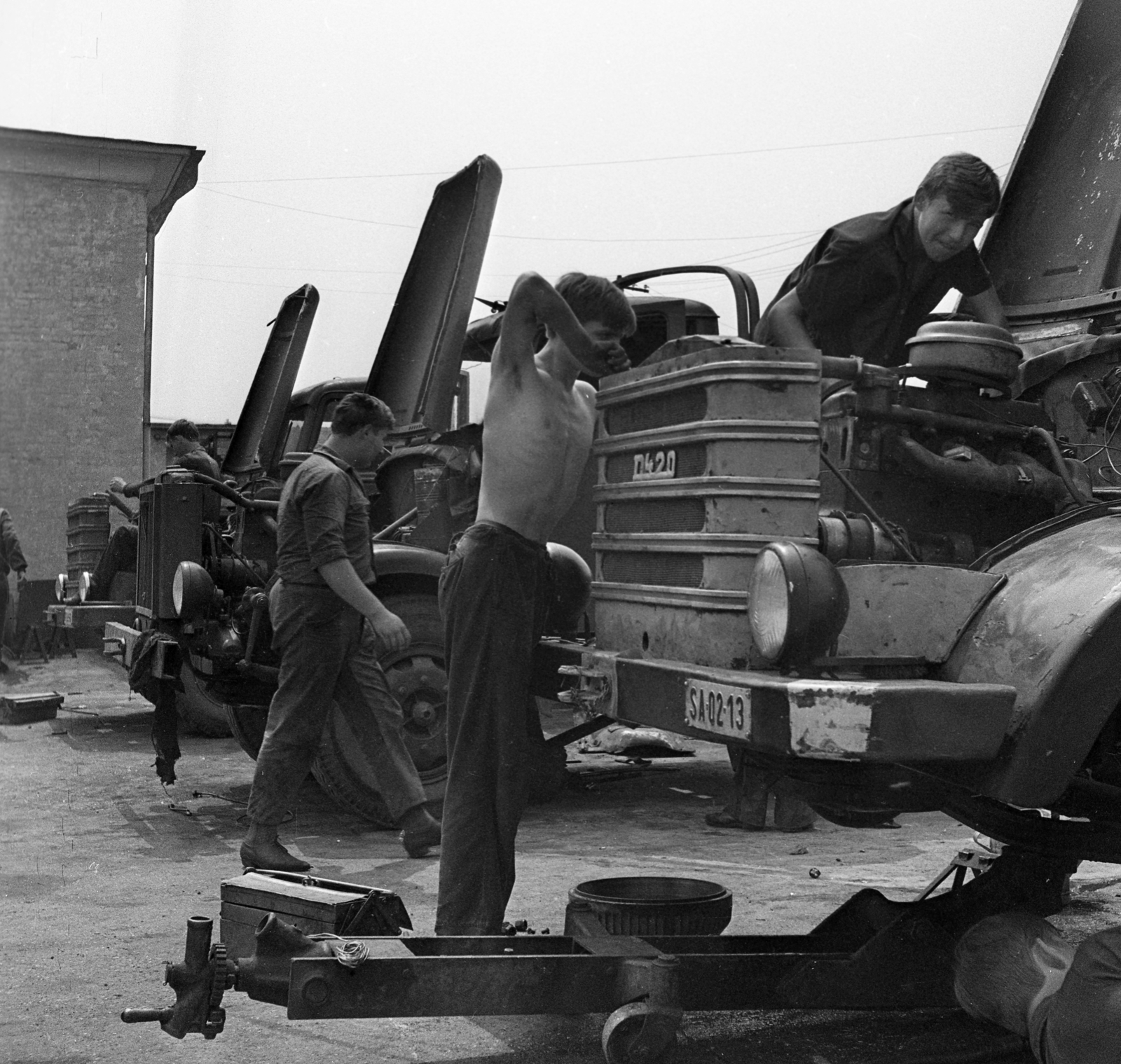 Magyarország, 1969, Urbán Tamás, magyar gyártmány, teherautó, Csepel-márka, autójavítás, rendszám, Csepel D-420, hónaljkutya, emelő, félmeztelen, vetkőzés, szerelés, Fortepan #89886
