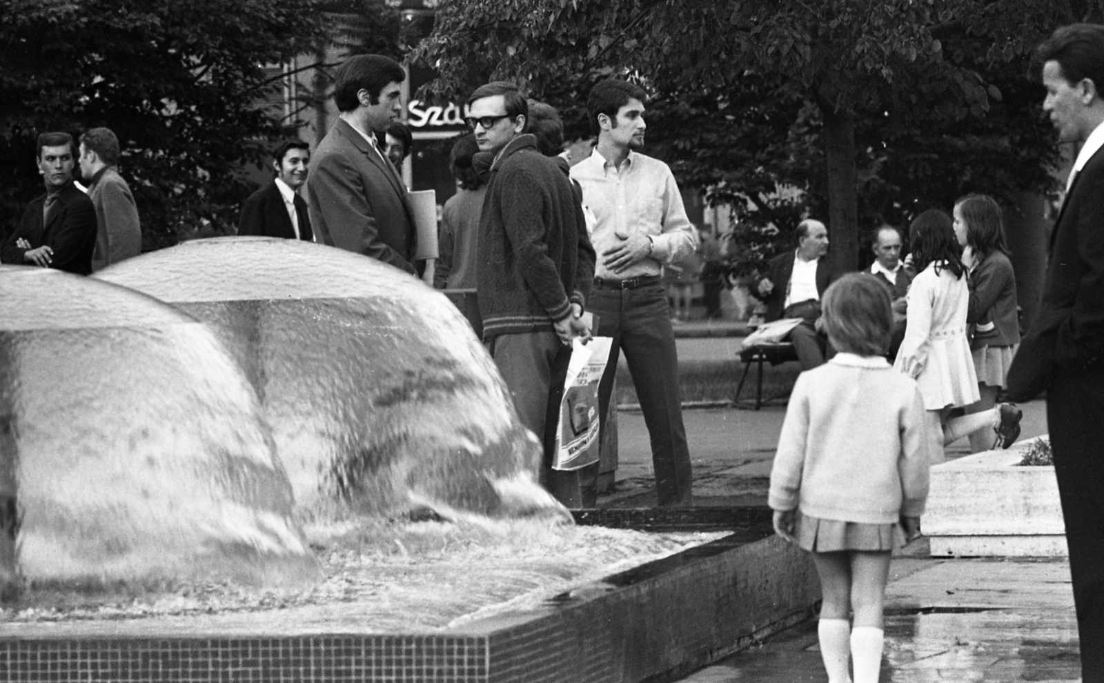Hungary, Budapest VIII., Blaha Lujza tér., 1975, Urbán Tamás, fountain, neon sign, Budapest, Fortepan #89893