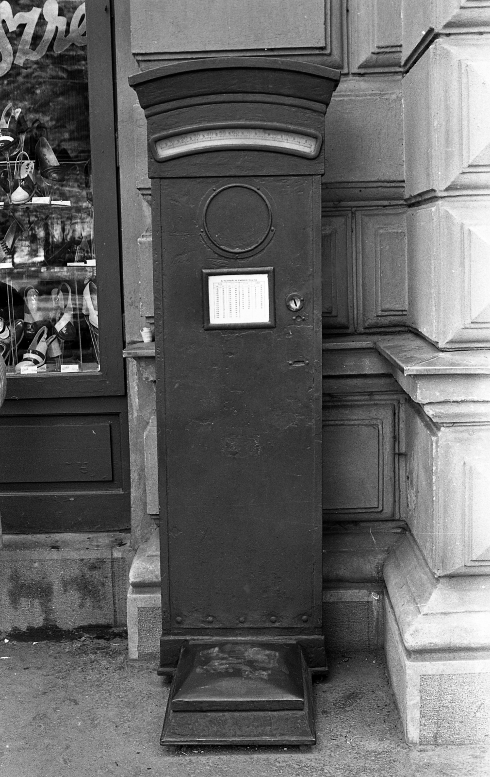 Hungary, 1975, Urbán Tamás, Show window, street scales, Fortepan #89899