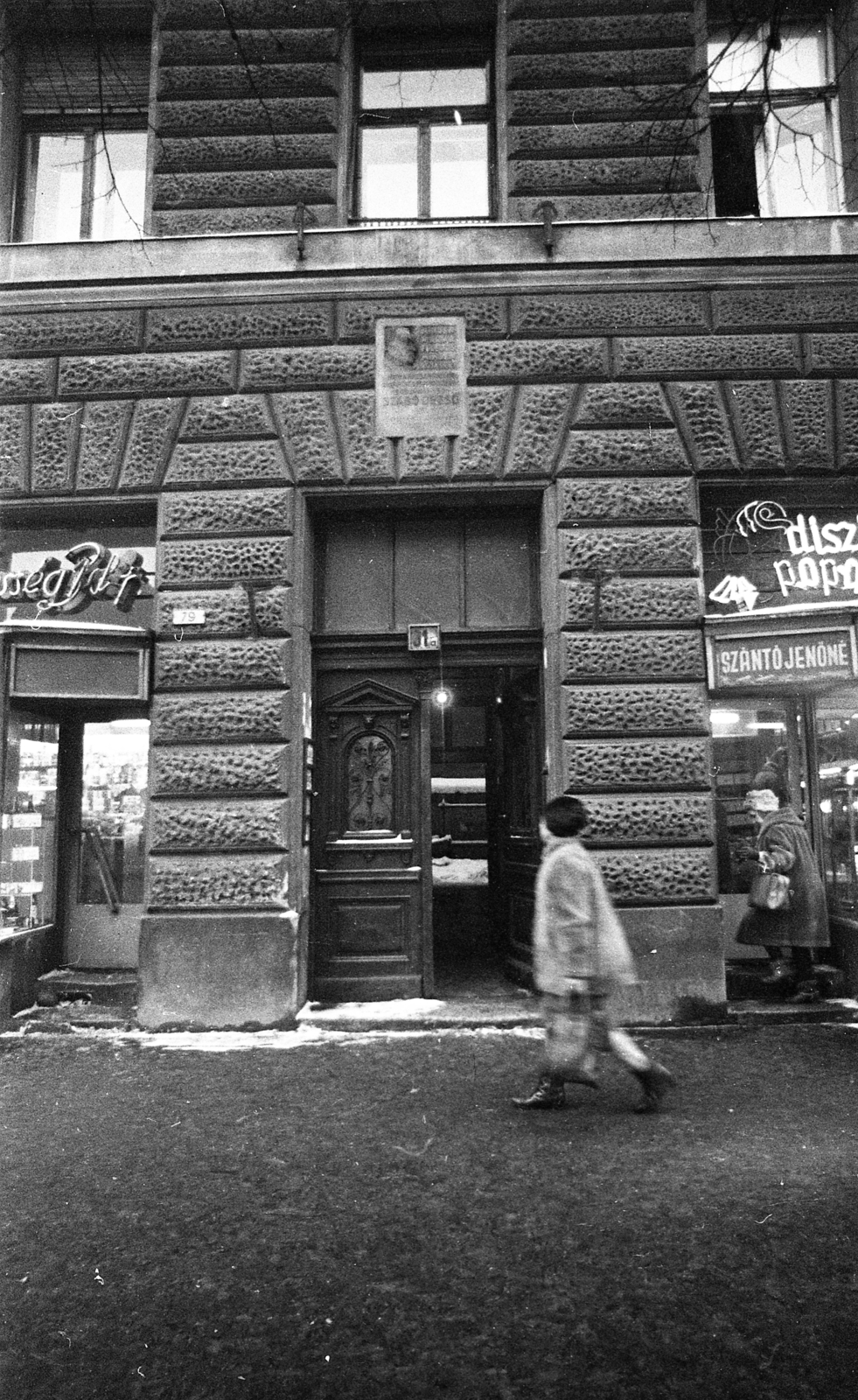 Magyarország, Budapest VIII., József körút 31/a., a kapu felett Szabó Dezső író emléktáblája., 1971, Urbán Tamás, cégtábla, kapu, utcakép, emléktábla, házszám, neon felirat, Budapest, Fortepan #89901