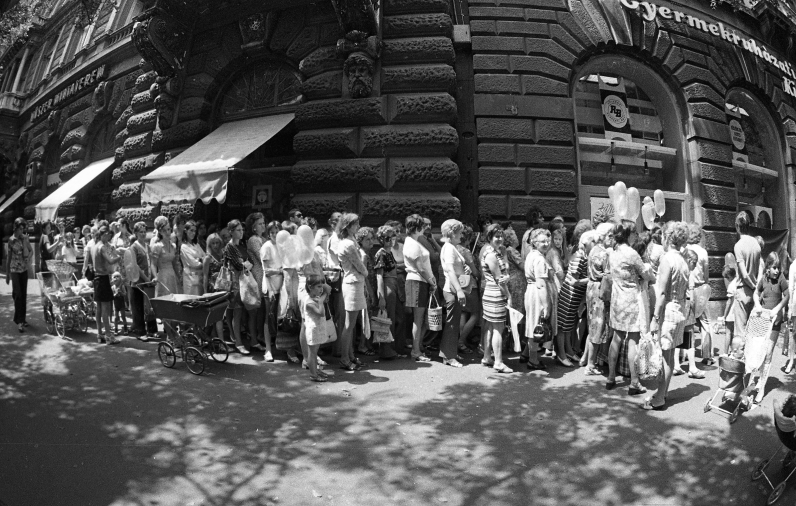 Hungary, Budapest VI., Andrássy út (Népköztársaság útja) 2. és 4., 1975, Urbán Tamás, Show window, standing in line, Budapest, Fortepan #89908