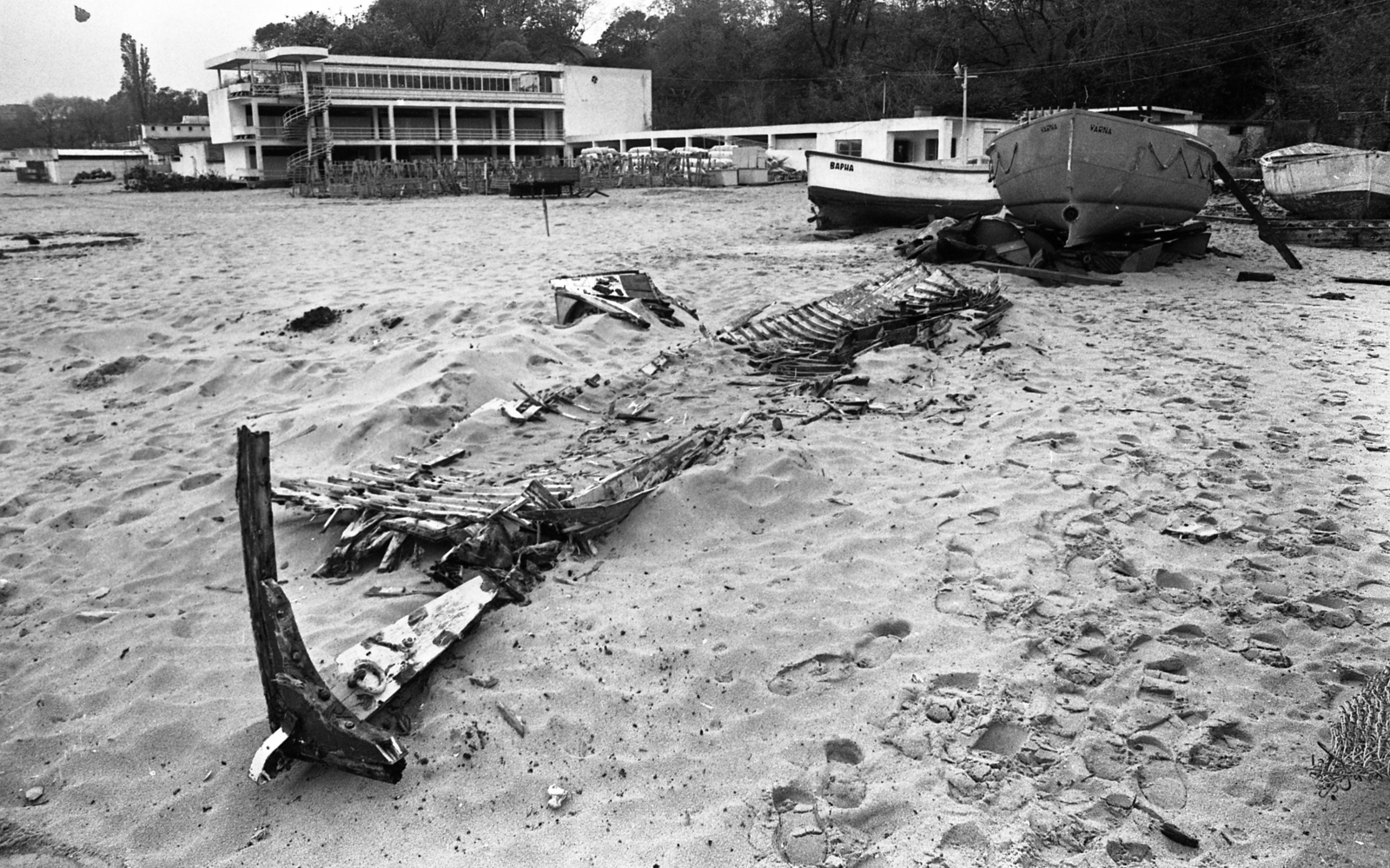 Bulgaria, 1975, Urbán Tamás, ship, wreck, sea shore, Fortepan #89925