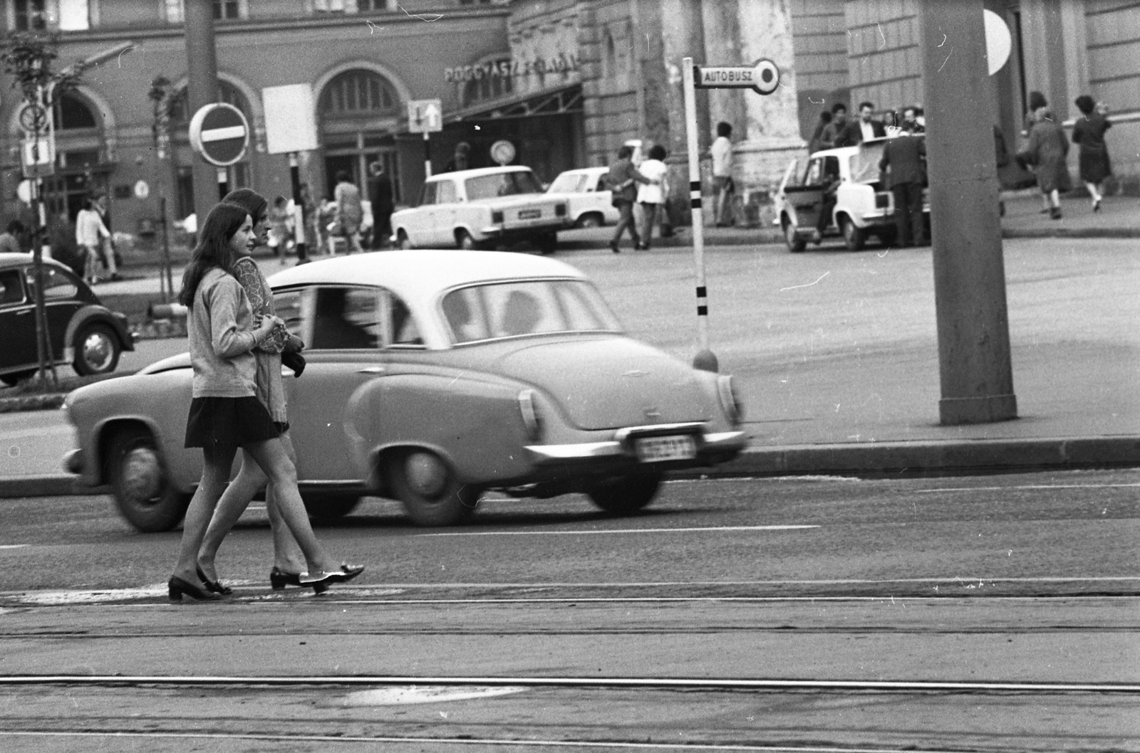 Magyarország, Budapest VIII., Thököly út, háttérben a Keleti pályaudvar indulási oldala., 1972, Urbán Tamás, divat, cipő, nők, buszmegálló, emberpár, jelzőtábla, Wartburg 311/312, Polski Fiat 125p, miniszoknya, Budapest, Fortepan #89929