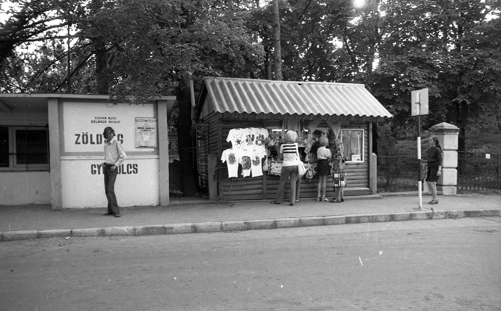 Hungary, Balatonfüred, Huray utca 1., 1975, Urbán Tamás, booth, greengrocer, fruit seller, Fortepan #89932