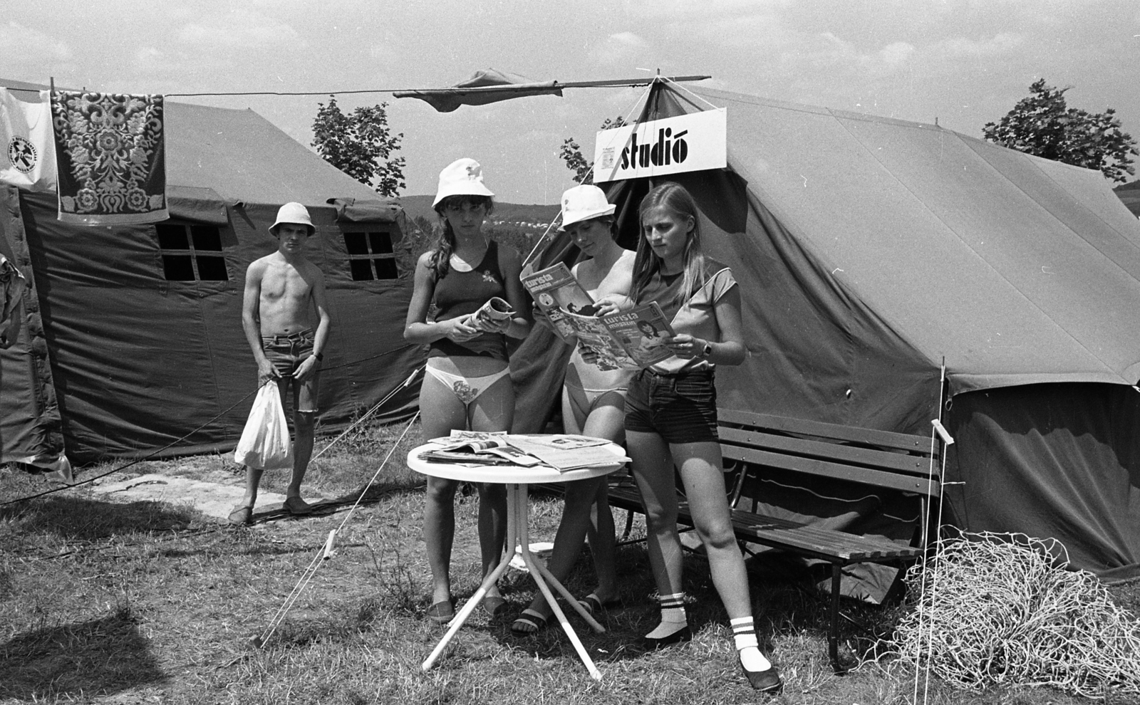 Magyarország, Orfű, Panoráma kemping. A felvétel az Országjáró Diákok Országos Találkozóján (ODOT) készült., 1983, Urbán Tamás, sátor, újság, sátortábor, Fortepan #89936