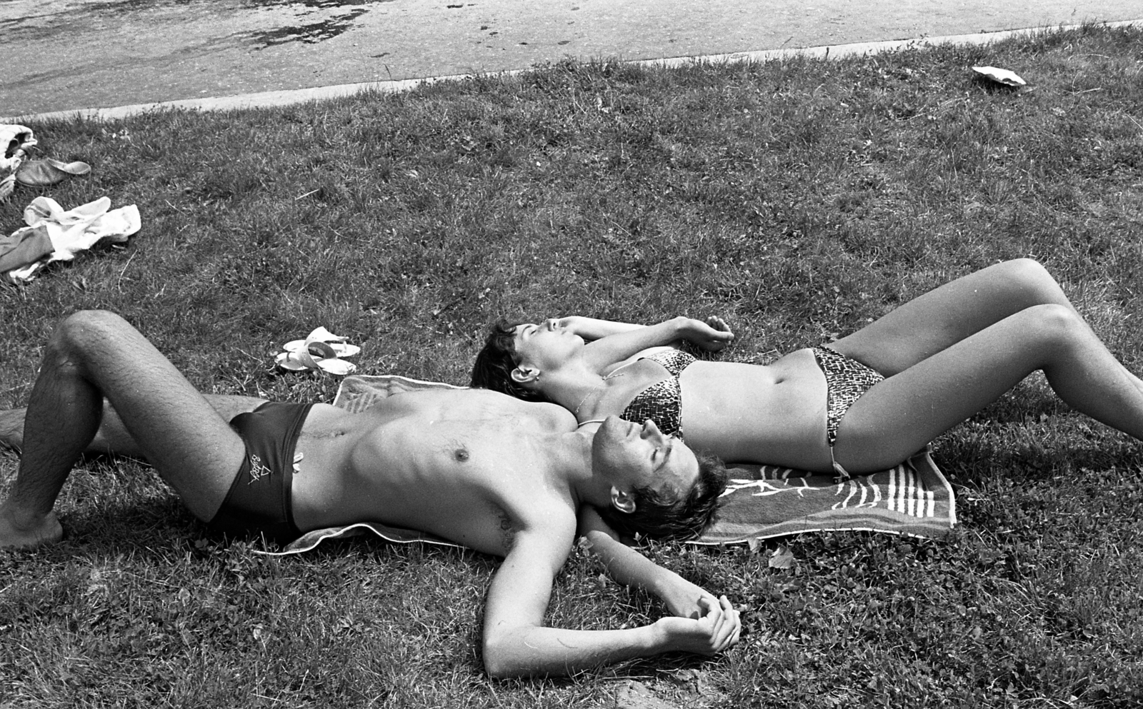 Hungary, Orfű, Panoráma kemping. A felvétel az Országjáró Diákok Országos Találkozóján (ODOT) készült., 1983, Urbán Tamás, love, sunbathe, hairy armpit, closed eyes, half-naked, Fortepan #89937