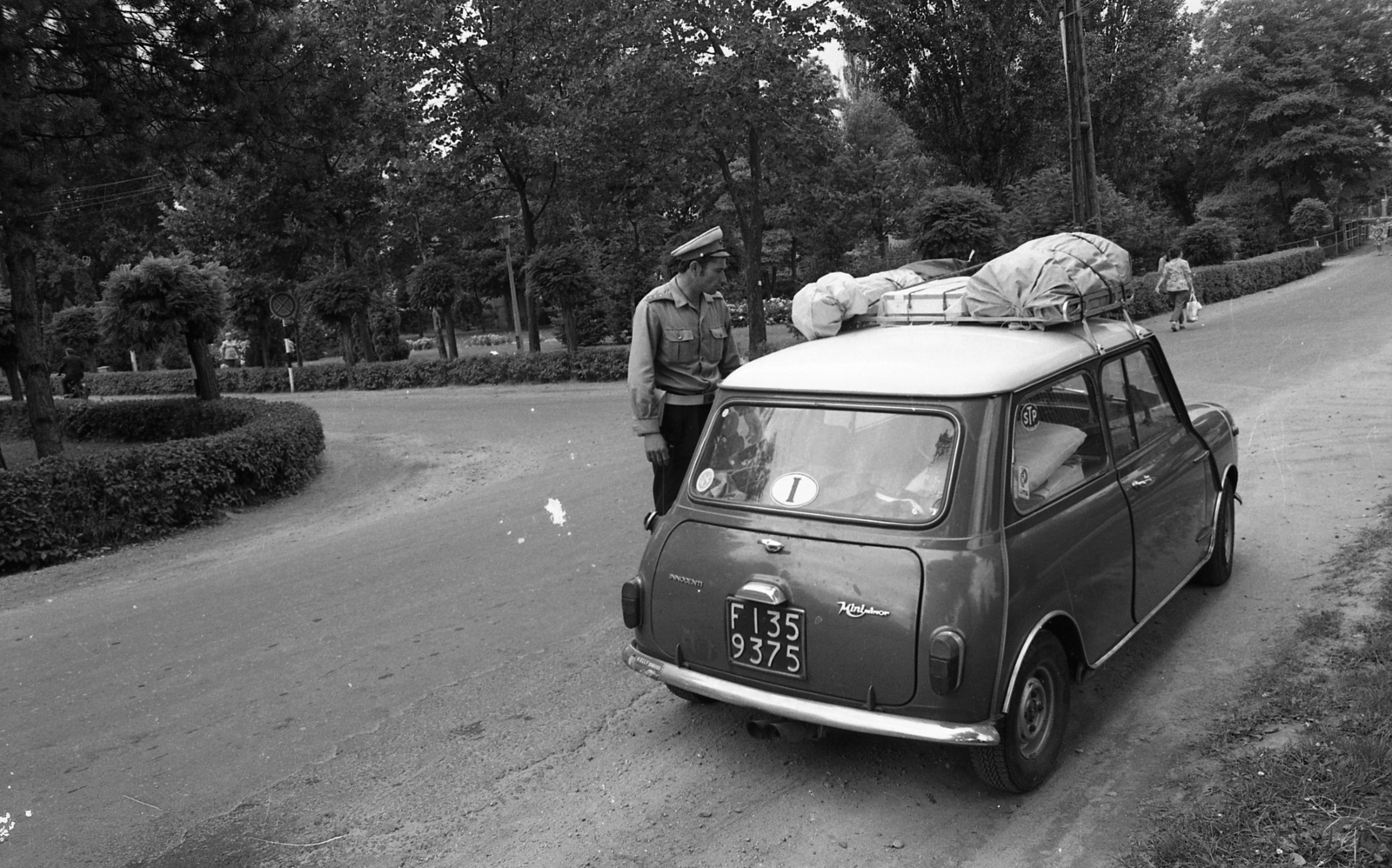 Hungary, Balatonföldvár, Bajcsy-Zsilinszky utca a hajóállomás felé nézve, balra a vasútállomás mögötti park., 1977, Urbán Tamás, automobile, number plate, roof rack, country code sign, Fortepan #89944