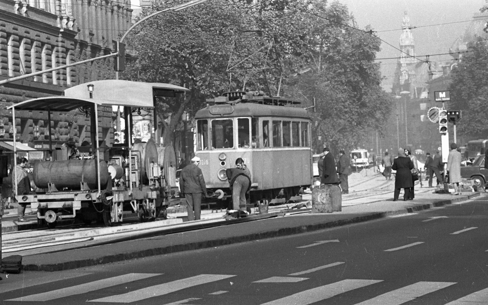 Magyarország, Budapest VIII., József körút a Rákóczi térnél, háttérben a New York palota, a körúti villamospálya felújításakor., 1972, Urbán Tamás, villamos, Budapest, síncsiszoló, munkagép, Fortepan #89948
