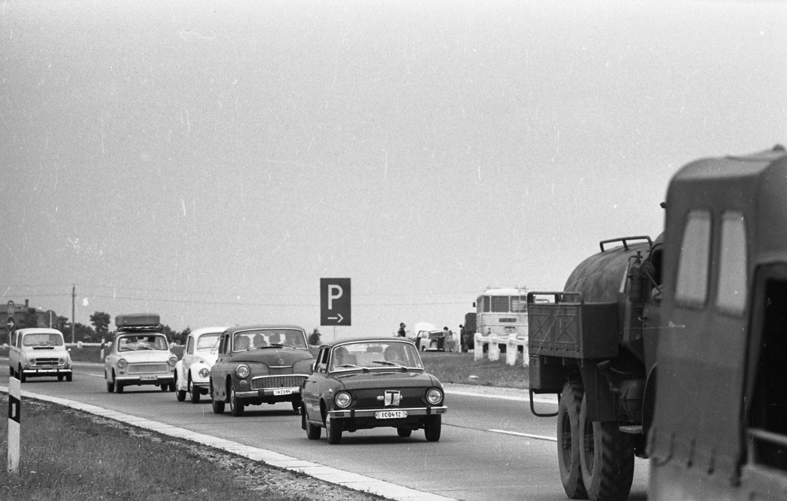 1974, Urbán Tamás, Trabant-brand, Skoda-brand, Renault-brand, Volkswagen-brand, FSO-brand, number plate, Volkswagen Beetle, highway, Hungarian Defense Association, suitcase, learner driver, Fortepan #89954