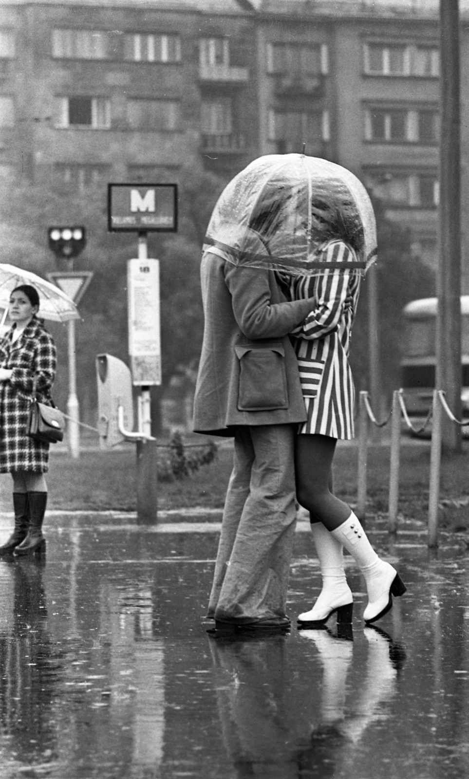 Hungary, Budapest I., Krisztina körút a Déli pályaudvarnál, háttérben a Magyar Jakobinusok tere., 1977, Urbán Tamás, umbrella, rain, Budapest, intimacy, tram stop, fashion, trash can, striped dress, boots, Fortepan #89955