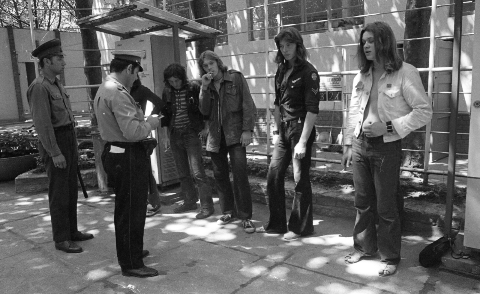 Magyarország,Balaton, Siófok, strand, külföldi fiatalokat igazoltatnak a rendőrökk, mert ruhájukon amerikai katonai jelzéseket viselnek., 1973, Urbán Tamás, farmer, rendőr, igazoltatás, hosszúhajú, Fortepan #89956