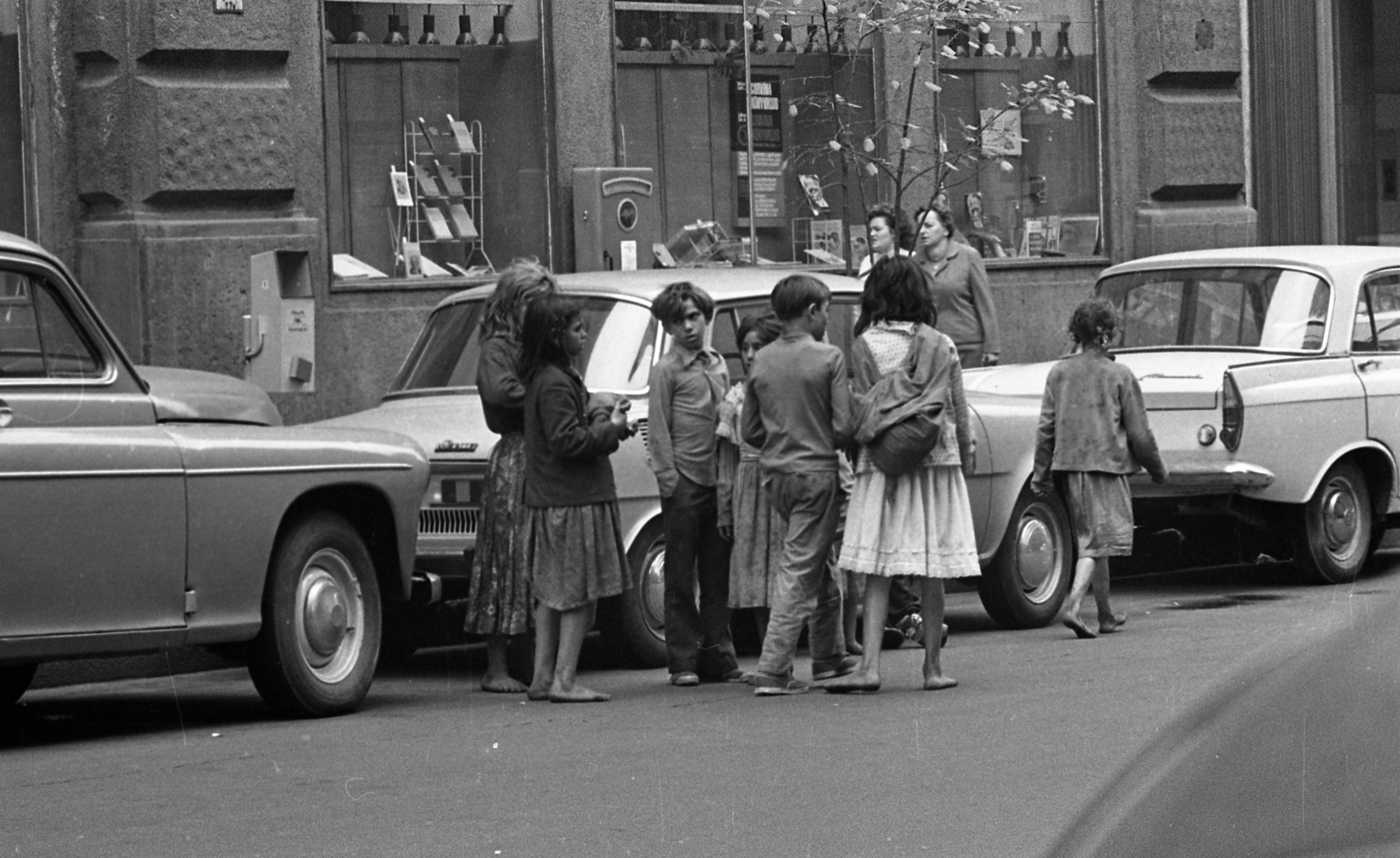 Magyarország, Budapest V., Váci utca - Piarista (Pesti Barnabás) utca sarok., 1976, Urbán Tamás, Skoda-márka, Moszkvics-márka, cigányság, gyerekek, automobil, mezítláb, Budapest, utcai mérleg, szegénység, Fortepan #89967