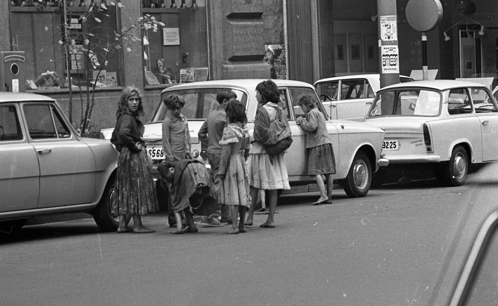 Magyarország, Budapest V., Váci utca - Piarista (Pesti Barnabás) utca sarok., 1976, Urbán Tamás, Trabant-márka, Skoda-márka, Moszkvics-márka, cigányság, gyerekek, automobil, mezítláb, rendszám, Budapest, utcai mérleg, szegénység, visszanézés, Fortepan #89968