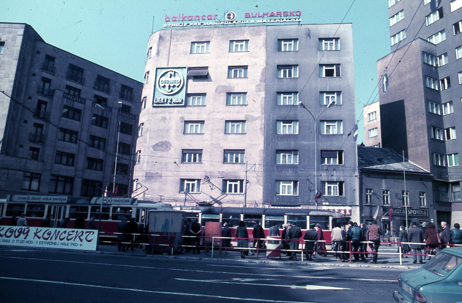 Slovakia, Bratislava, námestie Slovenského národného povstania (egykor Vásár tér), balra a Laurinská ulica (Lőrinczkapu utca) torkolata., 1982, Urbán Tamás, Czechoslovakia, colorful, Tatra-brand, tram, neon sign, tram stop, concrete block of flats, Fortepan #89993