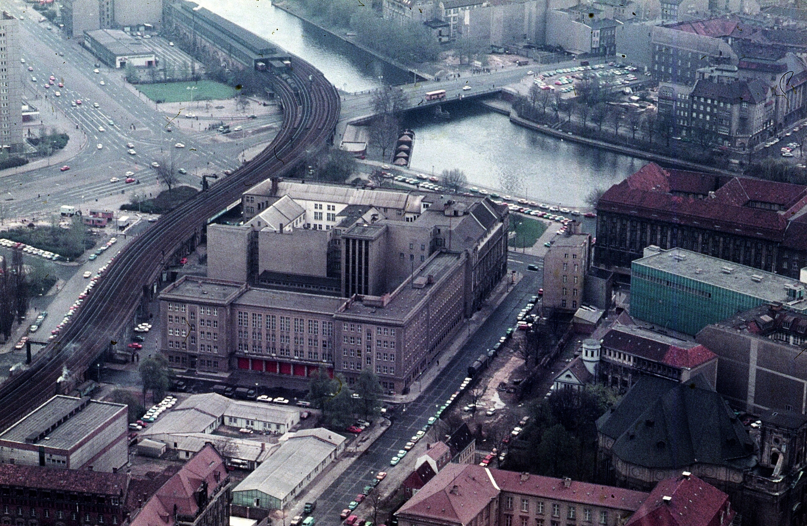 Németország, Berlin, Kelet-Berlin, kilátás a TV toronyból a Jannowitzbrücke S-Bahn állomás felé (a hídtól balra)., 1982, Urbán Tamás, színes, NDK, Kelet-Berlin, Fortepan #89995