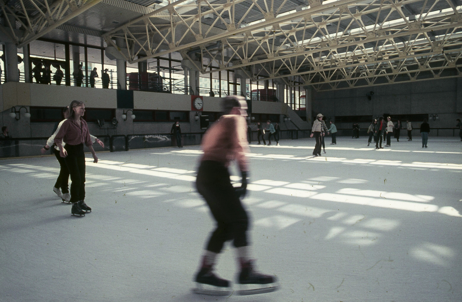 Germany, Berlin, Kelet-Berlin, Landsberger Allee, Sport- és Szabadidőközpont., 1982, Urbán Tamás, colorful, GDR, ice-skating rink, East-Berlin, ice skate, Fortepan #89996