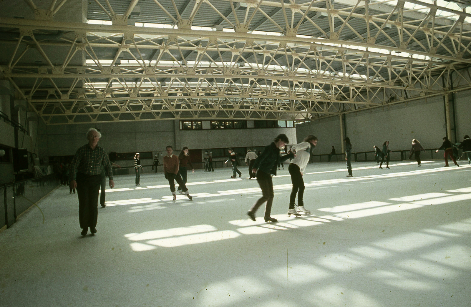 Germany, Berlin, Kelet-Berlin, Landsberger Allee, Sport- és Szabadidőközpont., 1982, Urbán Tamás, colorful, GDR, ice-skating rink, East-Berlin, ice skate, Fortepan #89997