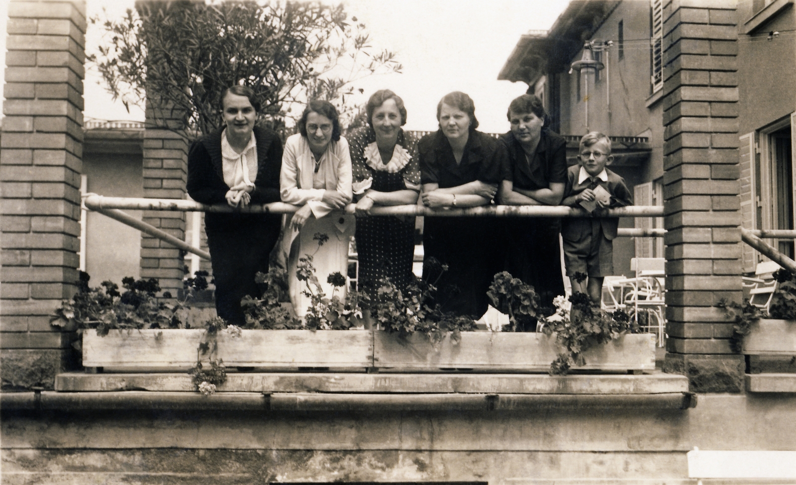 Hungary, Hévíz, Honvéd utca 14. Postás Gyógyüdülő., 1939, Maklári Péter, tableau, hotel, terrace, National Association of Postal Workers, prop up on elbows, Fortepan #90015