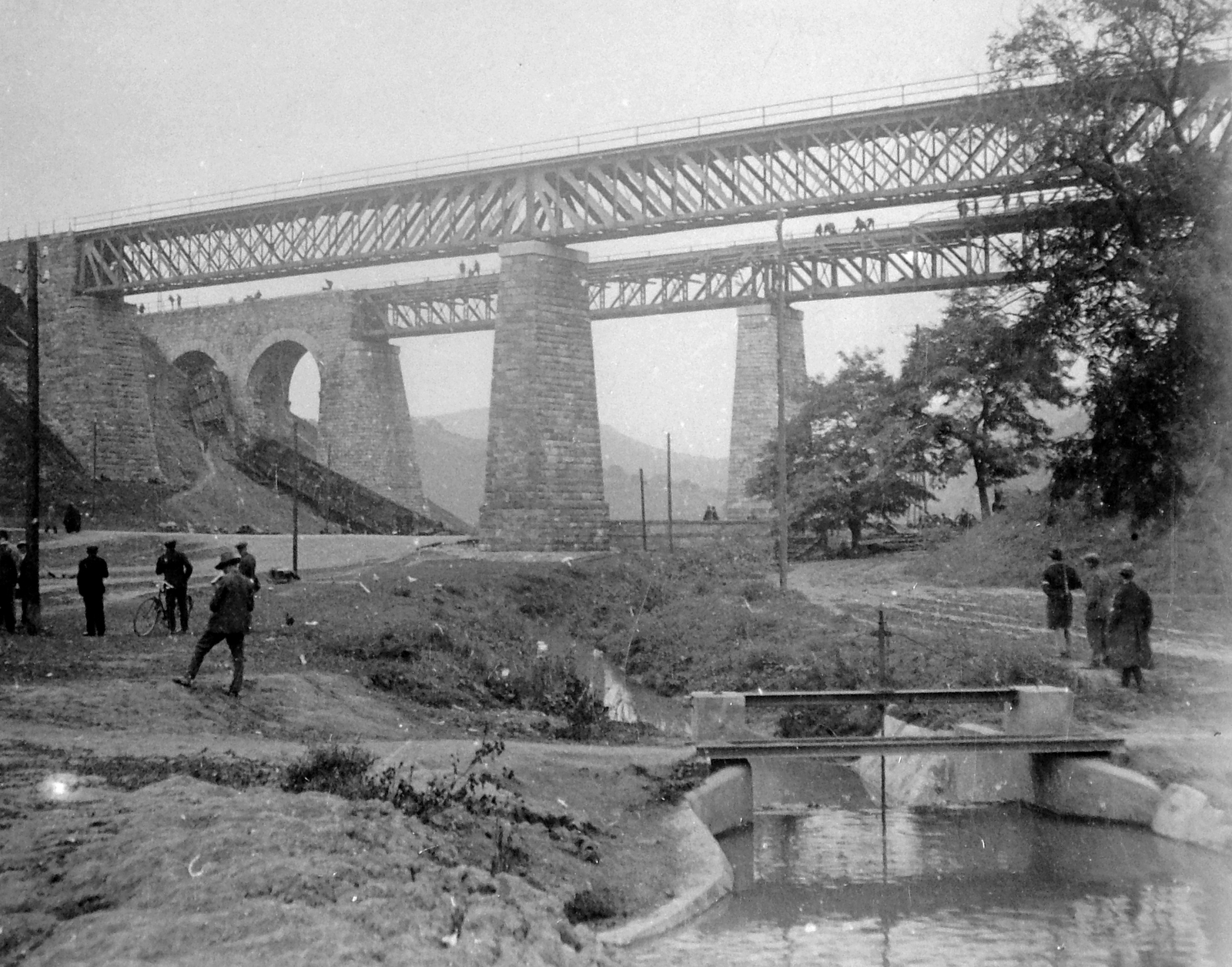 Hungary, Biatorbágy, vasúti viadukt az 1931. szeptember 13-i merénylet után., 1931, Fortepan, railway, bridge, wreck, railway bridge, crime scene investigation, felony, bicycle, Fortepan #9004