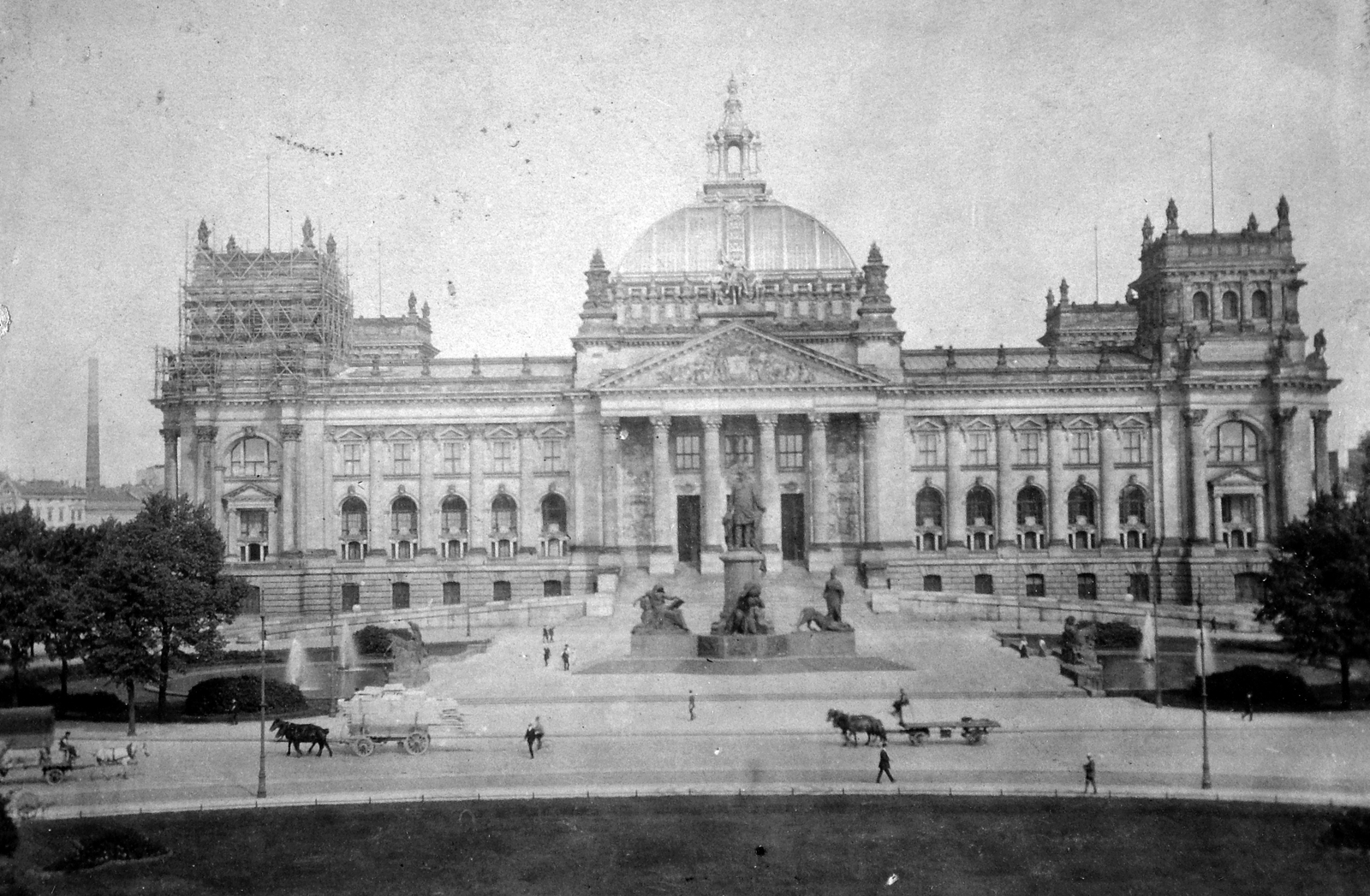 Germany, Berlin, Königsplatz (később Platz der Republik), szemben a Reichstag épülete, előtte a Bismarck emlékmű., 1914, Fortepan, sculpture, Horse-drawn carriage, street view, genre painting, architecture, Renaissance Revival, public building, teamster, parliament, Paul Wallot-design, Otto von Bismarck-portrayal, Fortepan #9041