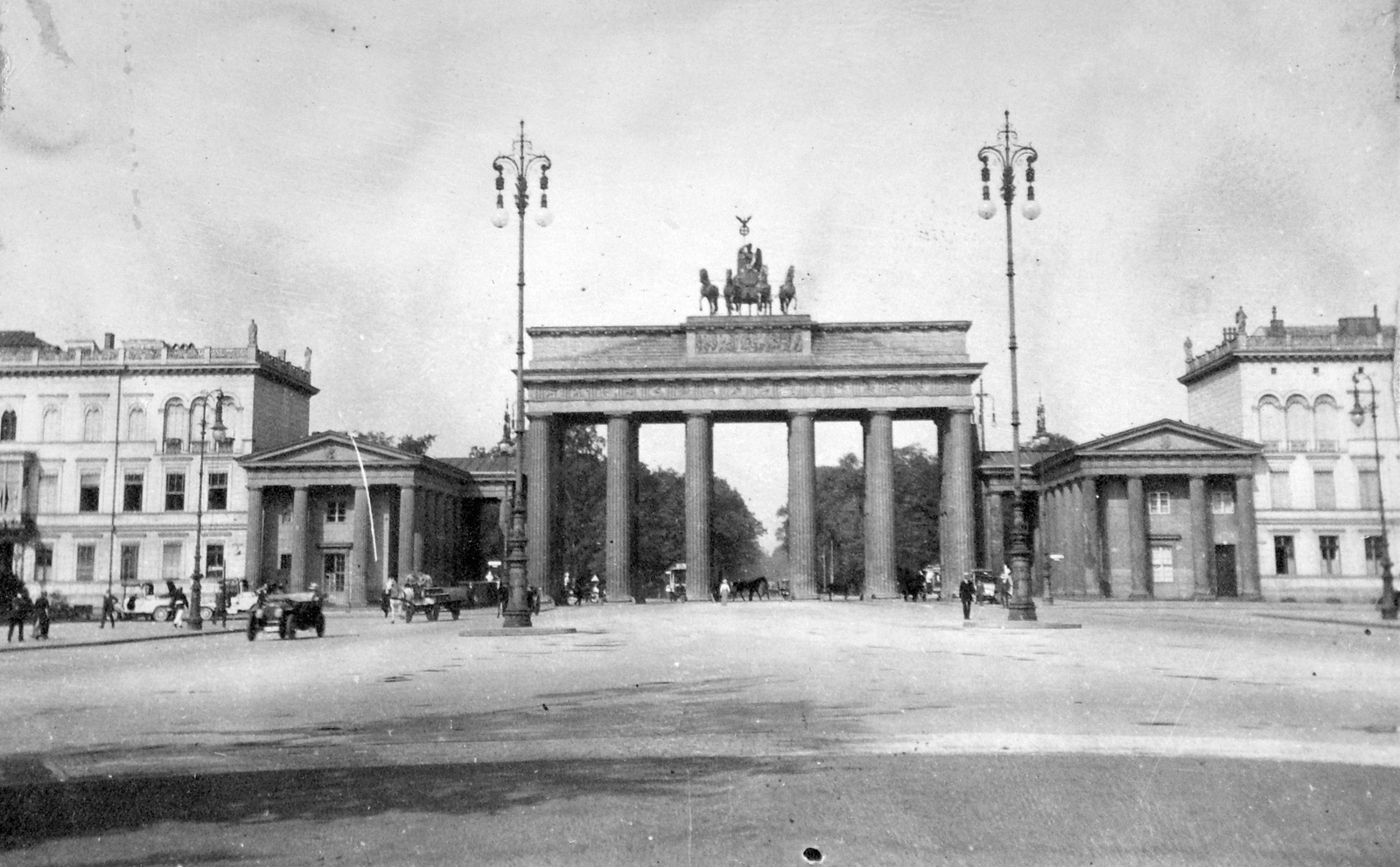 Germany, Berlin, Brandenburgi kapu., 1914, Fortepan, monument, Horse-drawn carriage, street view, genre painting, lamp post, automobile, Neoclassical architecture, Carl Gotthard Langhans-design, Fortepan #9042