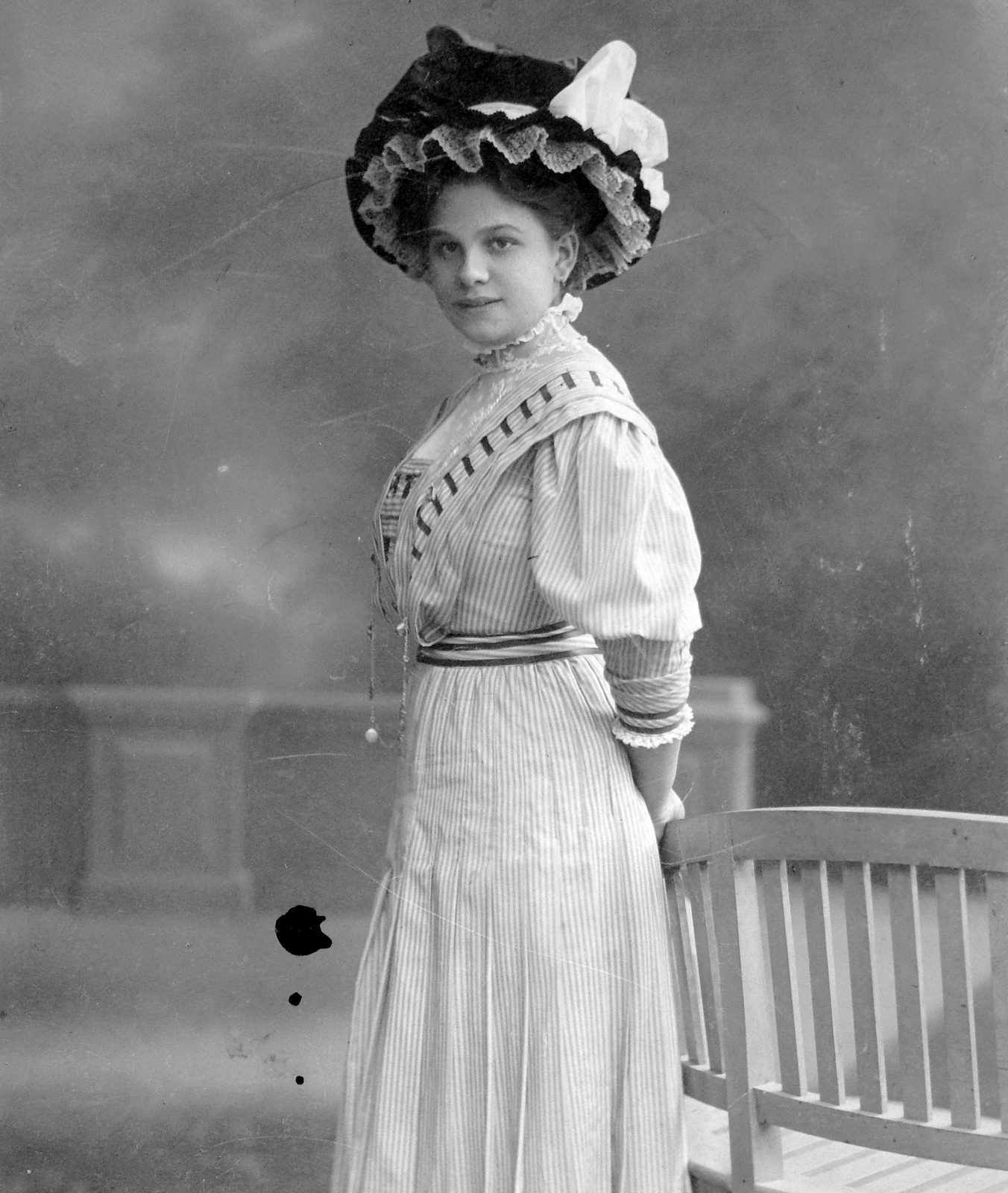 1900, Fortepan, portrait, hat, studio, interior, lady, hands behind the back, Fortepan #9043