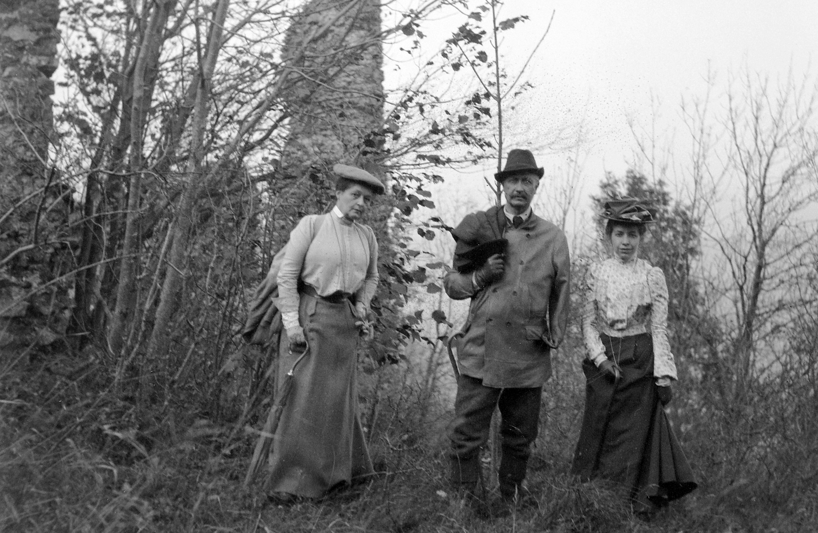 Slovakia, Buková, Éleskő vára (Ostrý Kameň), középen Zichy Géza író, félkarú zongoraművész., 1901, Zichy, umbrella, three people, walk, hat, walking cane, Fortepan #9055