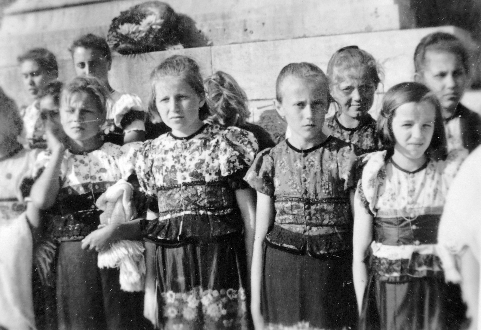 Hungary, Budapest XIV., Hősök tere, Eucharisztikus Világkongresszus. Kislányok matyó népviseletben., 1938, Fortepan, folk costume, Budapest, Matyó folk costume, Fortepan #9078
