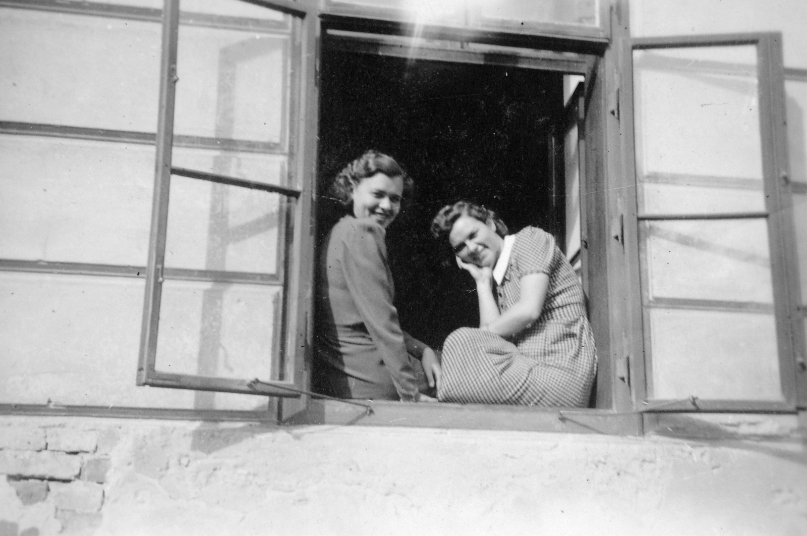 1936, Fortepan, window, prop up the head, sitting on a windowsill, looking back, Fortepan #9091