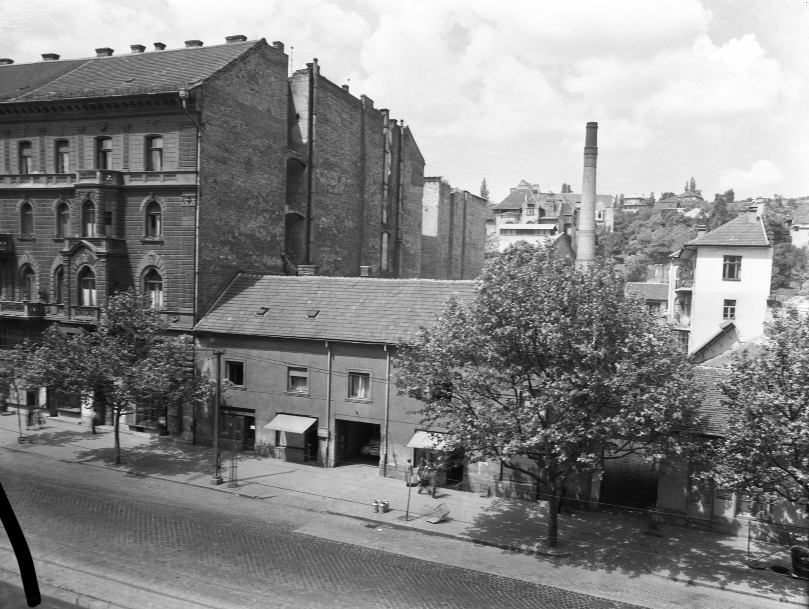 Hungary, Budapest XI., Bartók Béla út, balra a 9. számú ház, jobbra a 3-7. (ekkor 3., 5., 7.)., 1957, UVATERV, chimney, Budapest, Fortepan #9098