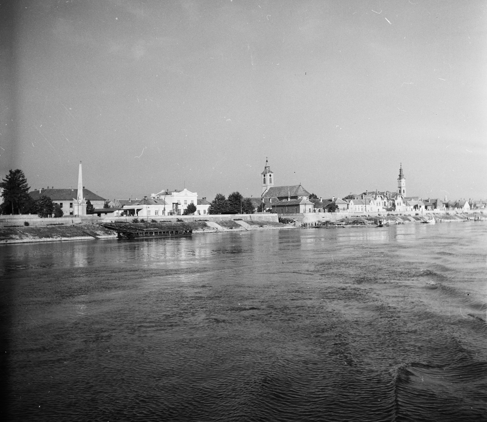 Hungary, Mohács, a hajóállomás és a kompkitötő a Dunáról nézve. Háttérben a Szent Mihály-templom és tőle jobbra a Görögkeleti szerb templom., 1955, UVATERV, egy dunai hajóút, steeple, boat station, Fortepan #91010