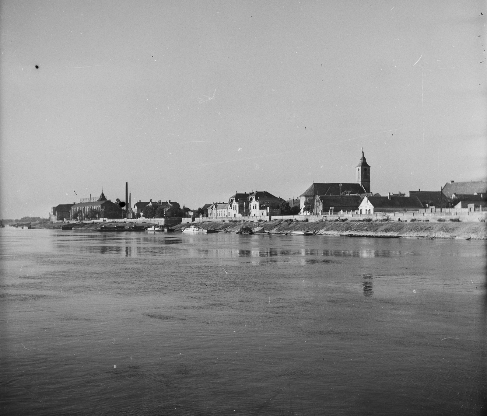 Hungary, Mohács, a kompkitötő és a Szent Mihály-templom a Dunáról nézve., 1955, UVATERV, egy dunai hajóút, port, Fortepan #91011