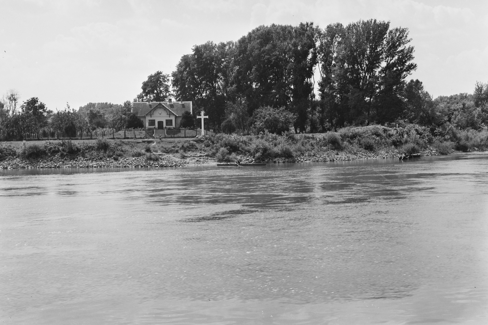 Hungary, Gemenc, a későbbi "Kádár" vadászház a Duna-partján., 1955, UVATERV, egy dunai hajóút, shore, hunting lodge, cross, Fortepan #91015
