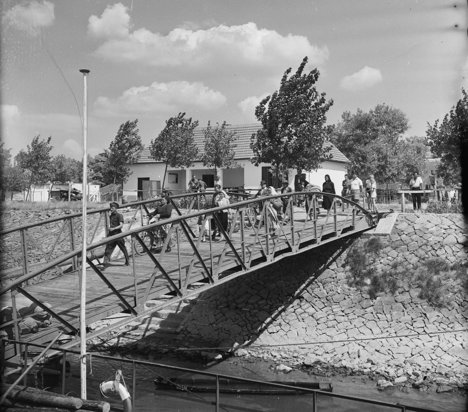 Hungary, Érsekcsanád, Duna-part, hajóállomás., 1955, UVATERV, egy dunai hajóút, walking bridge, boat station, Fortepan #91017