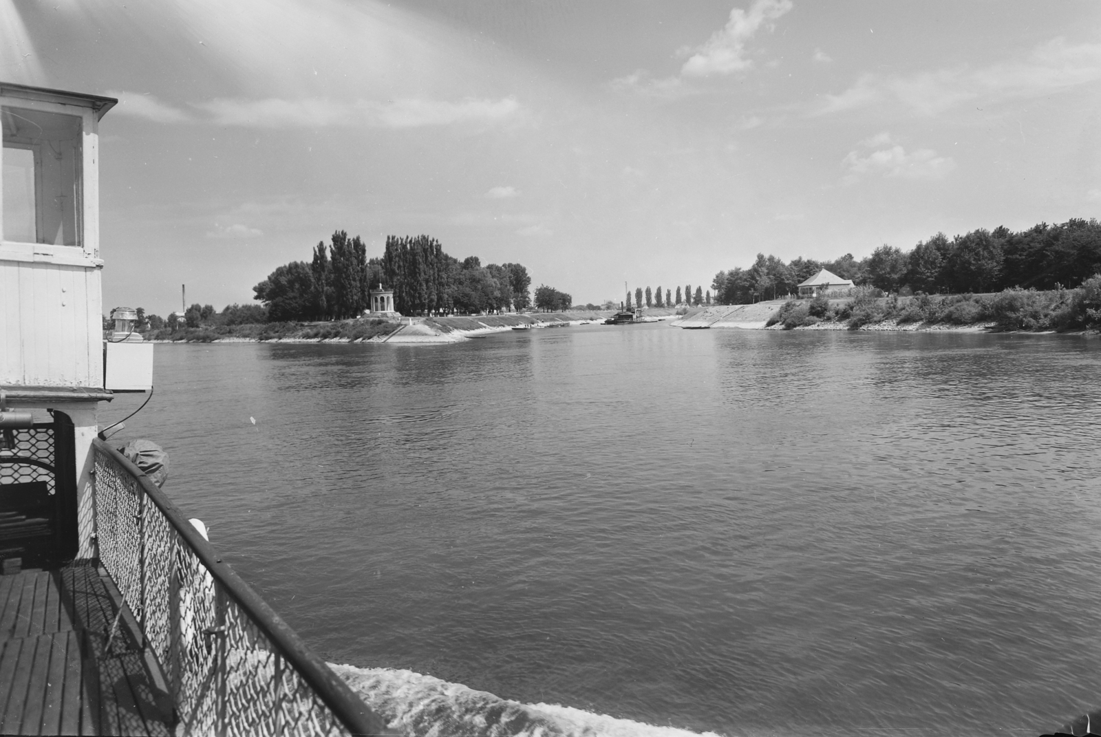 Hungary, Baja, a Sugovica (Kamarás-Duna) torkolata a Dunáról nézve, szemben a Türr-emlékmű., 1955, UVATERV, egy dunai hajóút, shore, monument, Fortepan #91020