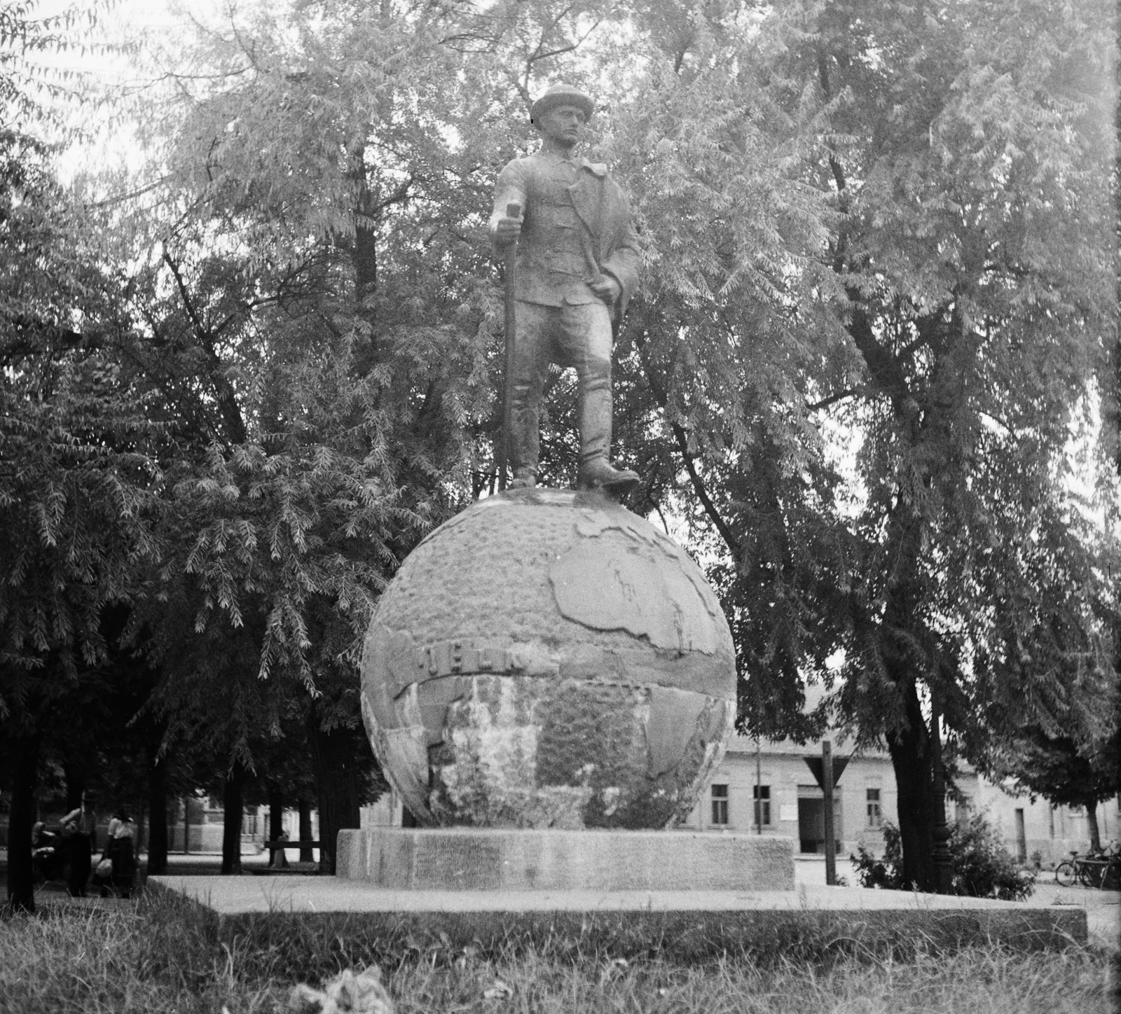 Hungary, Baja, Jelky András tér, Jelky András szobra (Medgyessy Ferenc, Miskolczy Ferenc 1936.)., 1955, UVATERV, egy dunai hajóút, photo aspect ratio: square, sculpture, Fortepan #91028