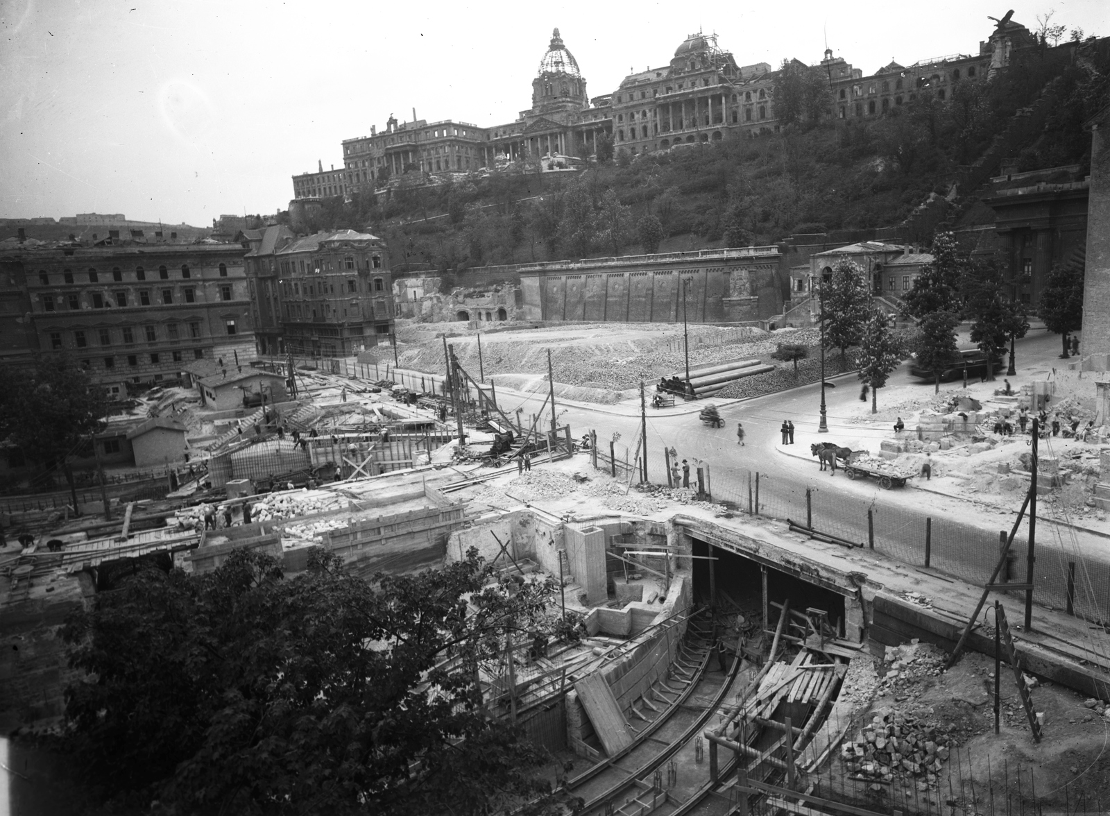Hungary, Budapest I., Clark Ádám tér, háttérben a romos Királyi Palota (később Budavári Palota)., 1949, UVATERV, war damage, construction, bridge building, damaged building, Budapest, Fortepan #9103