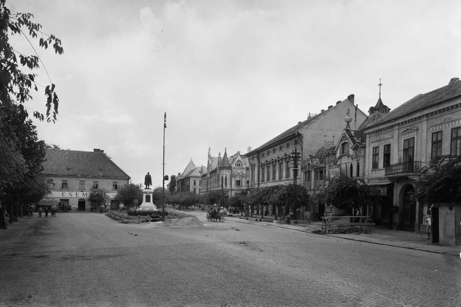 Magyarország, Szekszárd, Garay tér., 1955, UVATERV, egy dunai hajóút, cégtábla, ló, szekér, szobor, fogat, légvezeték, lámpaoszlop, Garay János-ábrázolás, Fortepan #91042