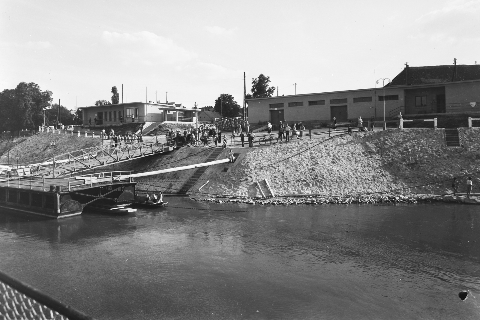 Hungary, Paks, hajóállomás a Dunáról nézve., 1955, UVATERV, egy dunai hajóút, modern architecture, flat roof, walking bridge, boat station, Fortepan #91058